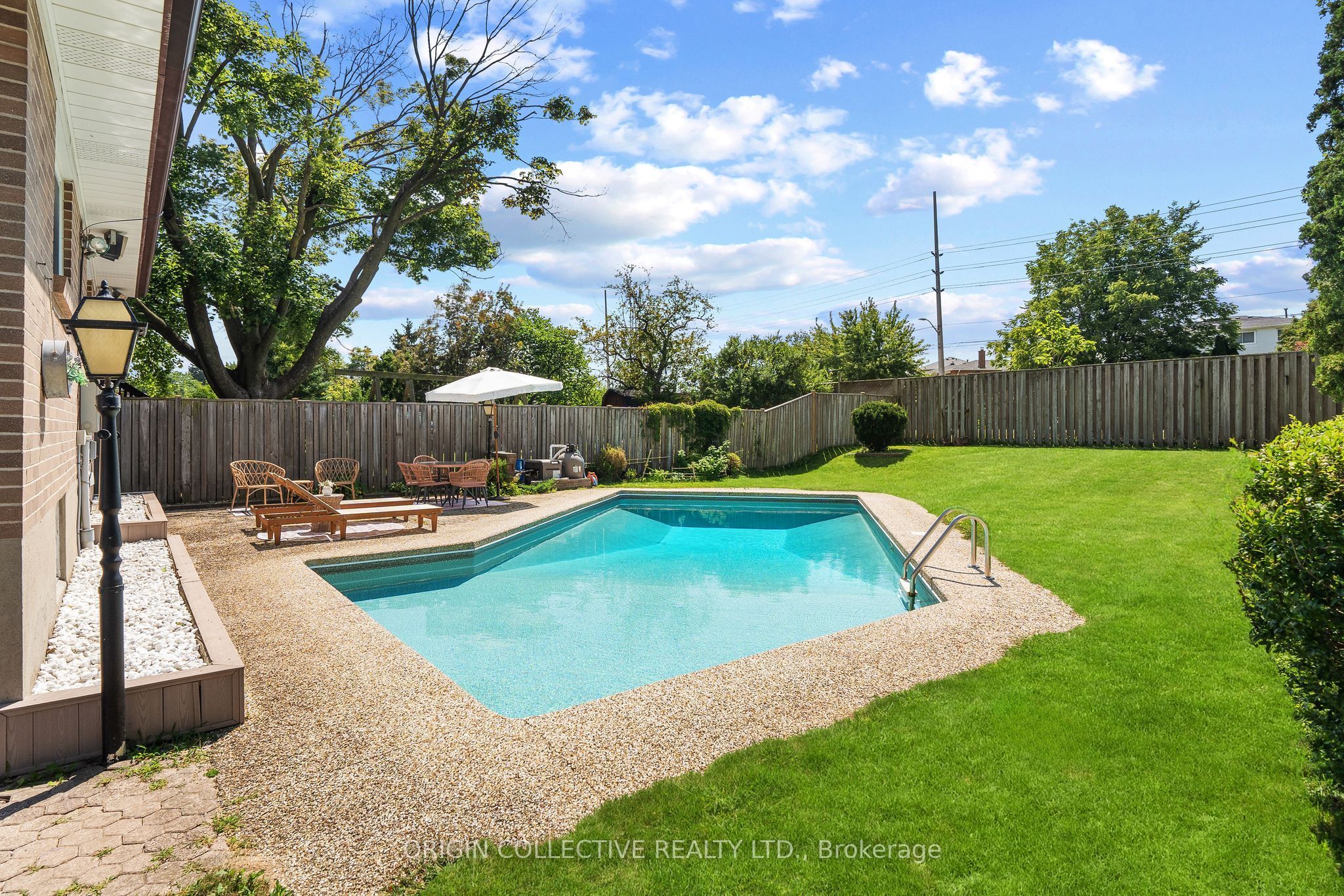 983 Parthia Crescent Property Photo 36
