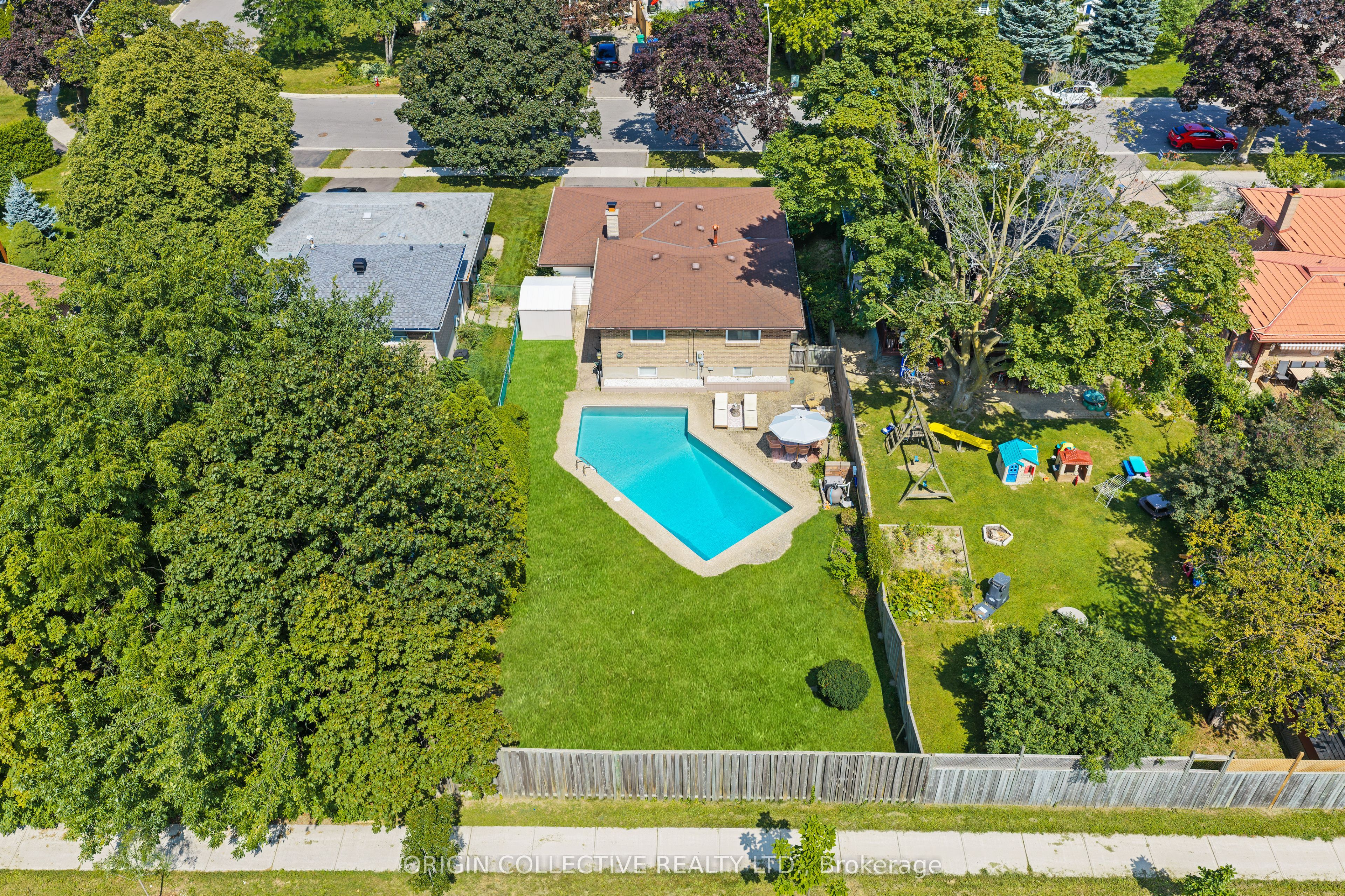 983 Parthia Crescent Property Photo 41