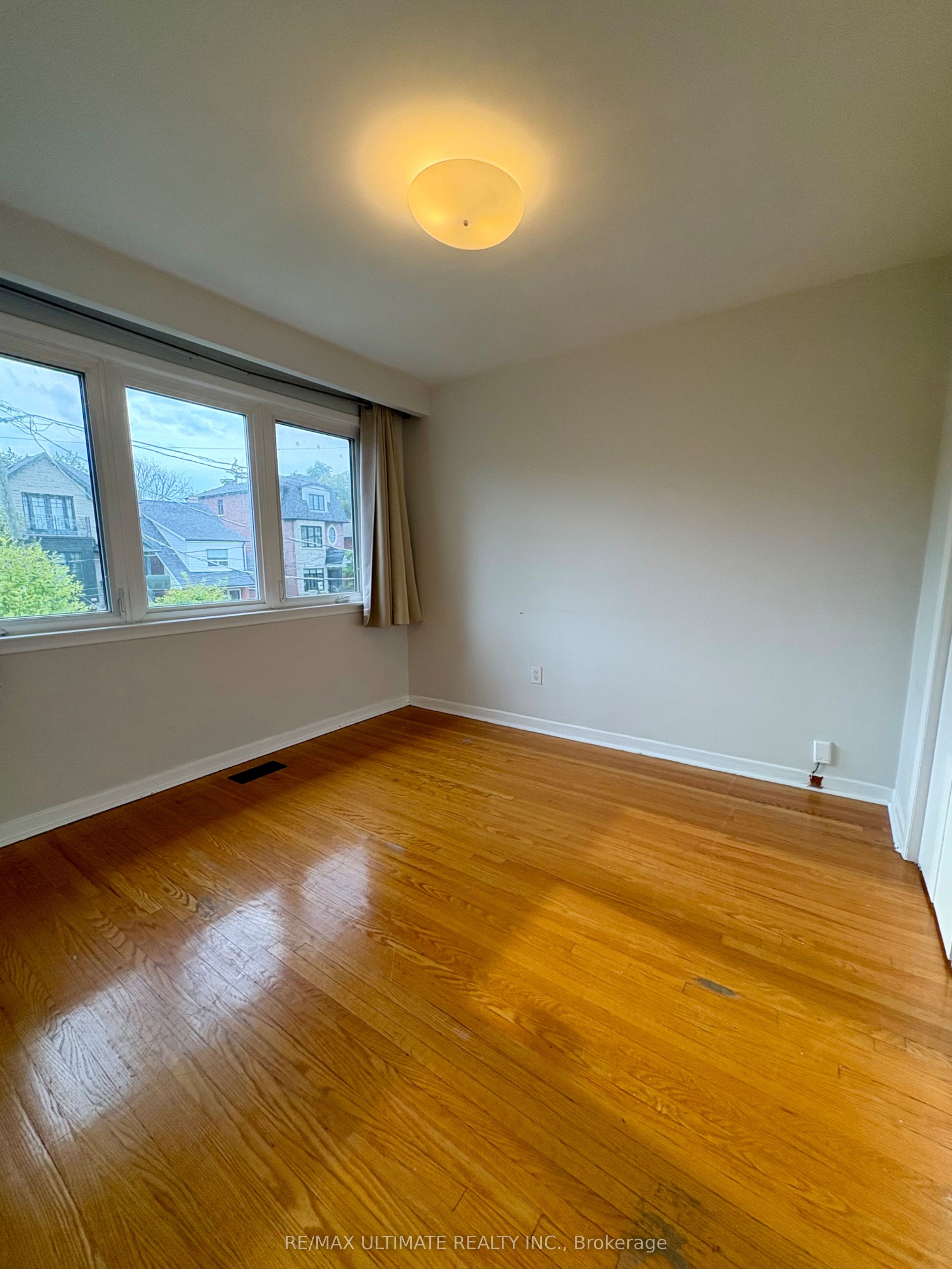 315 Harvie Avenue 2nd Floor Property Photo 4