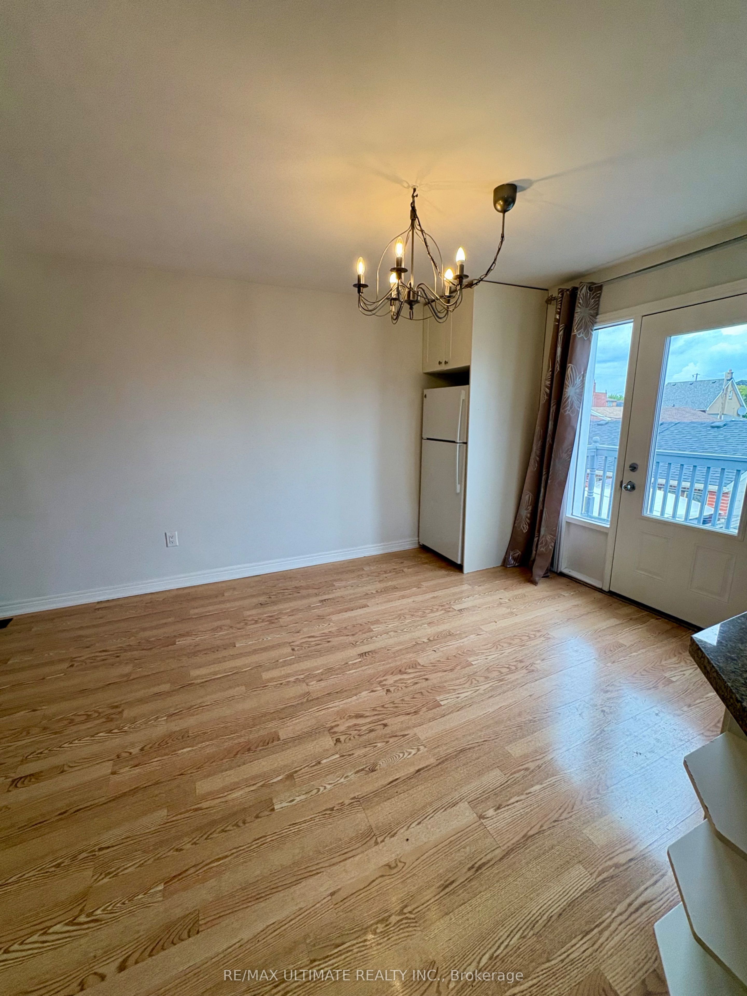 315 Harvie Avenue 2nd Floor Property Photo 9