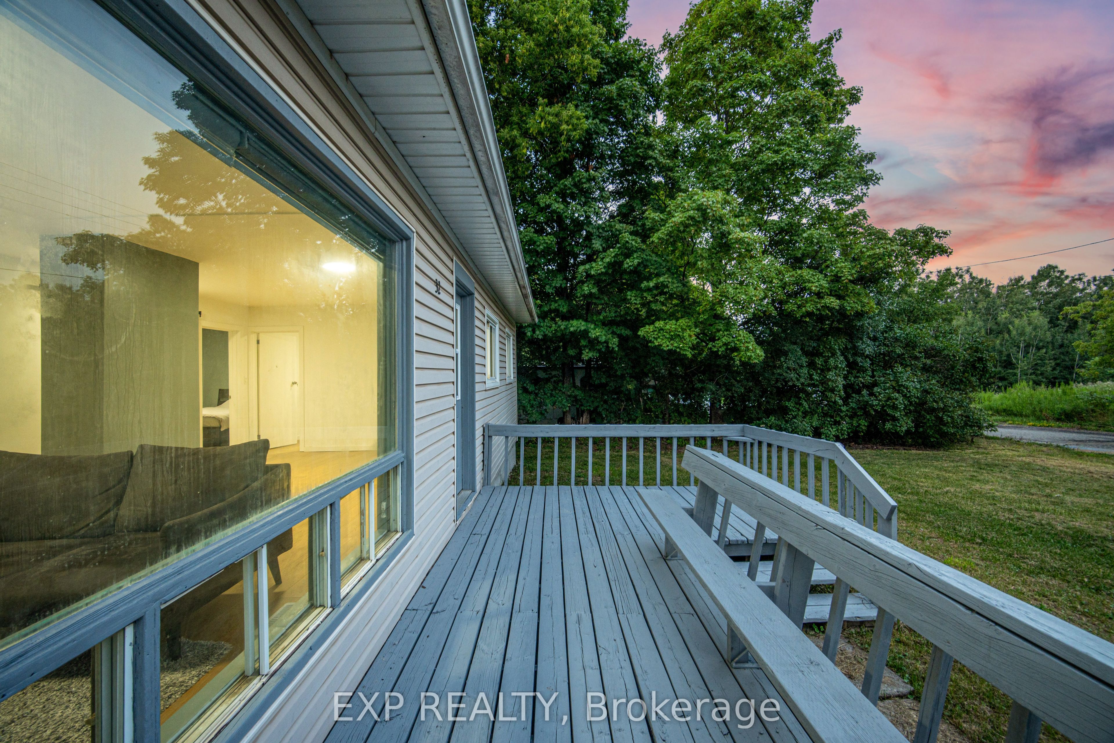 32 Maple Avenue E Property Photo 2