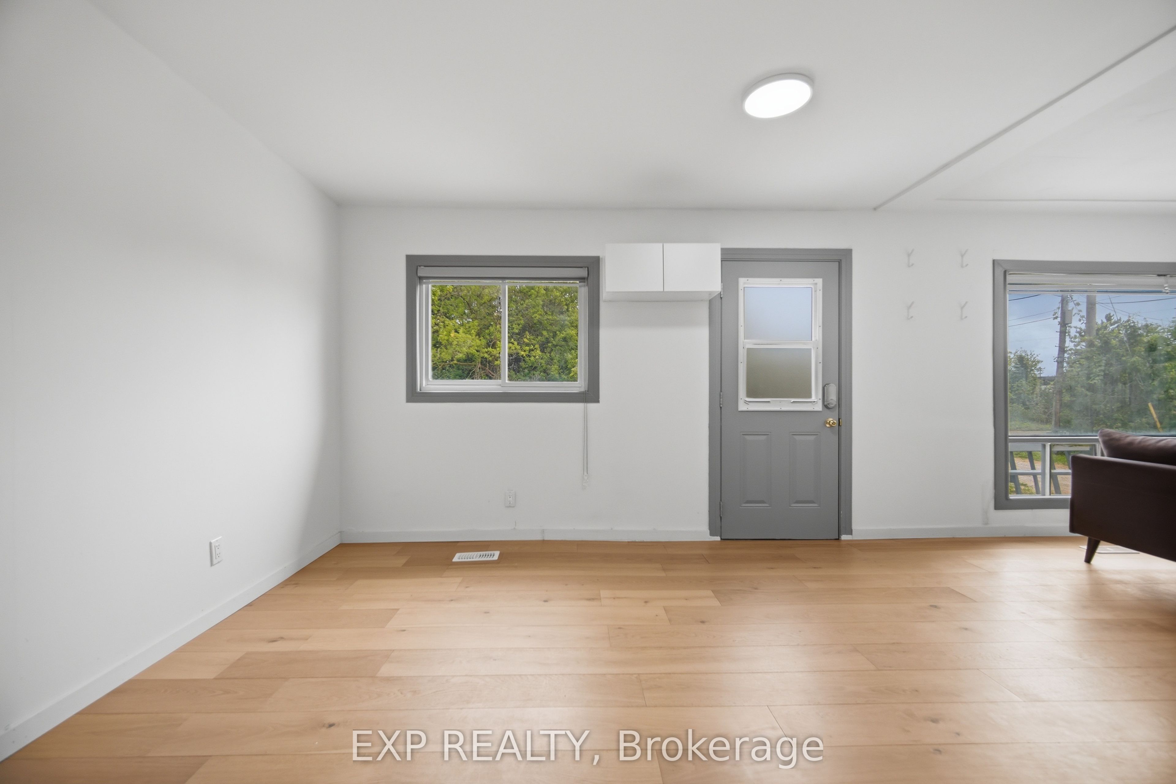 32 Maple Avenue E Property Photo 5