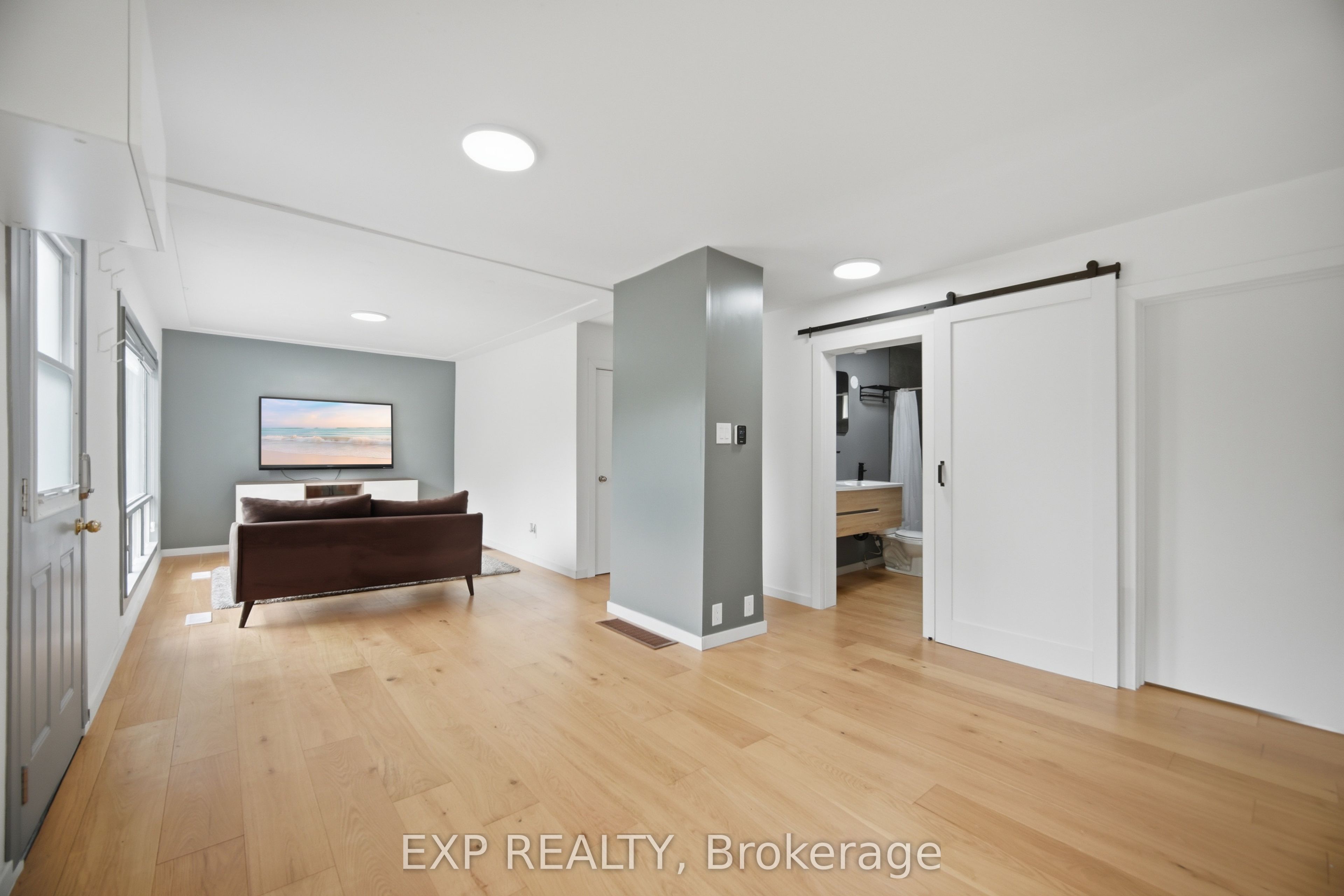 32 Maple Avenue E Property Photo 6