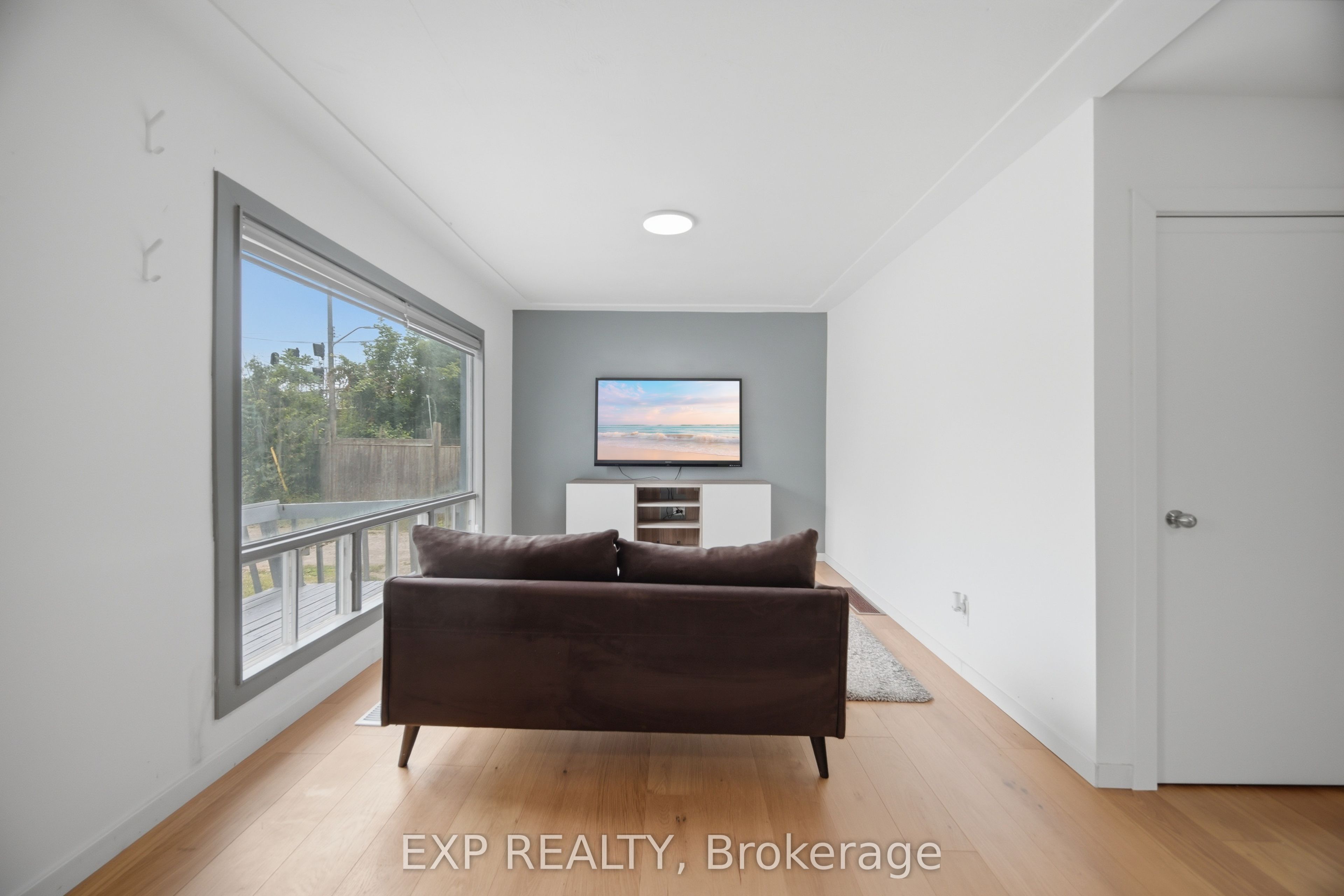 32 Maple Avenue E Property Photo 8