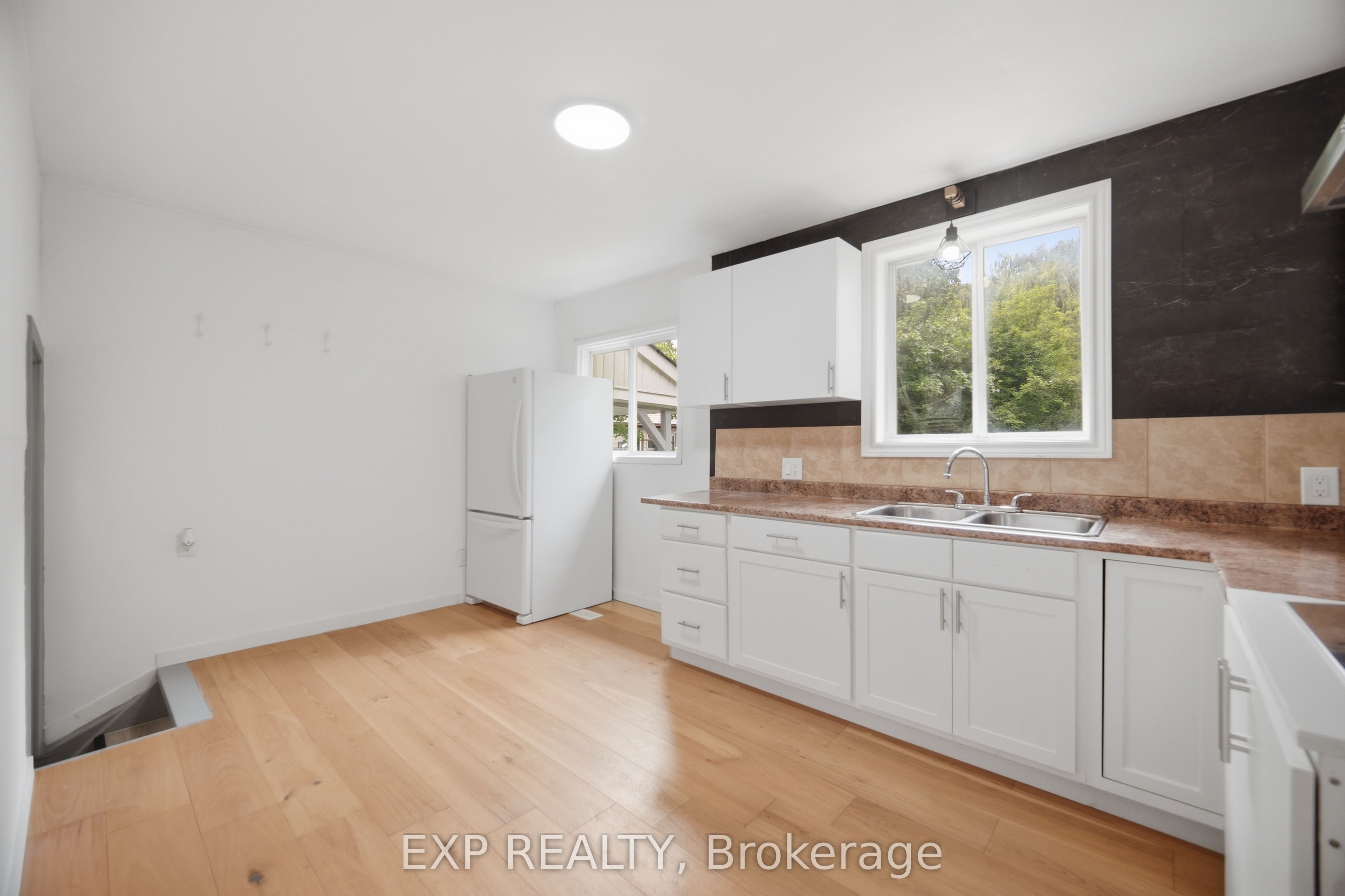 32 Maple Avenue E Property Photo 12