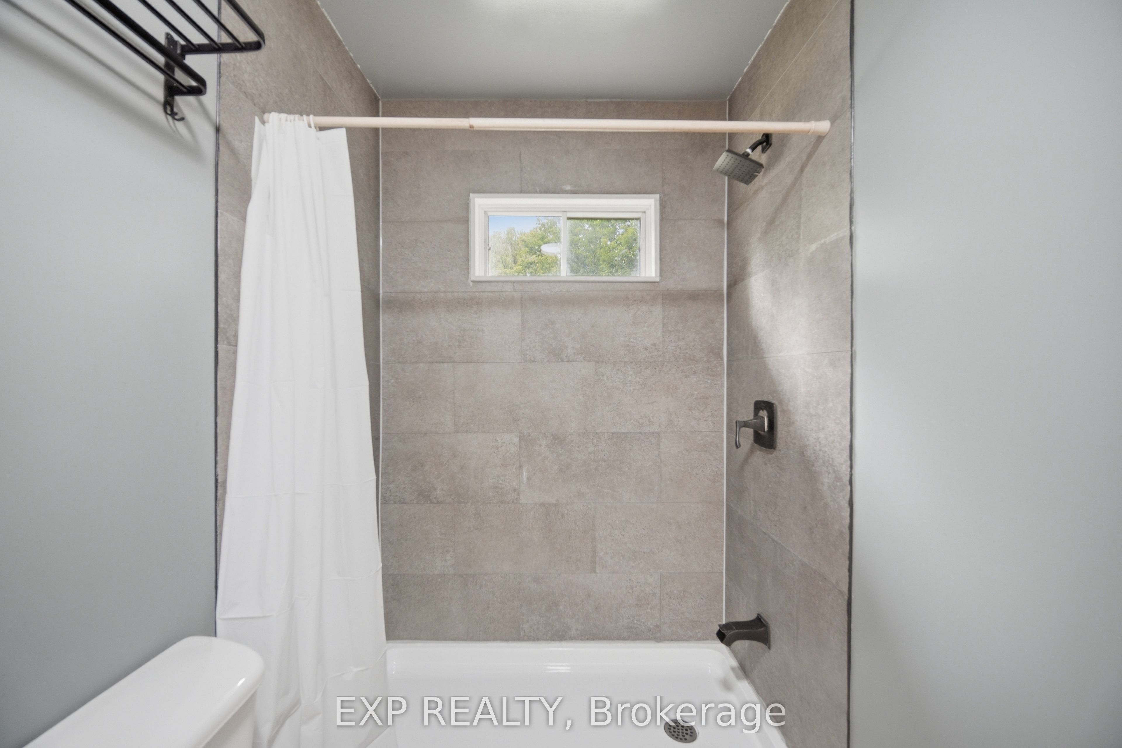 32 Maple Avenue E Property Photo 19