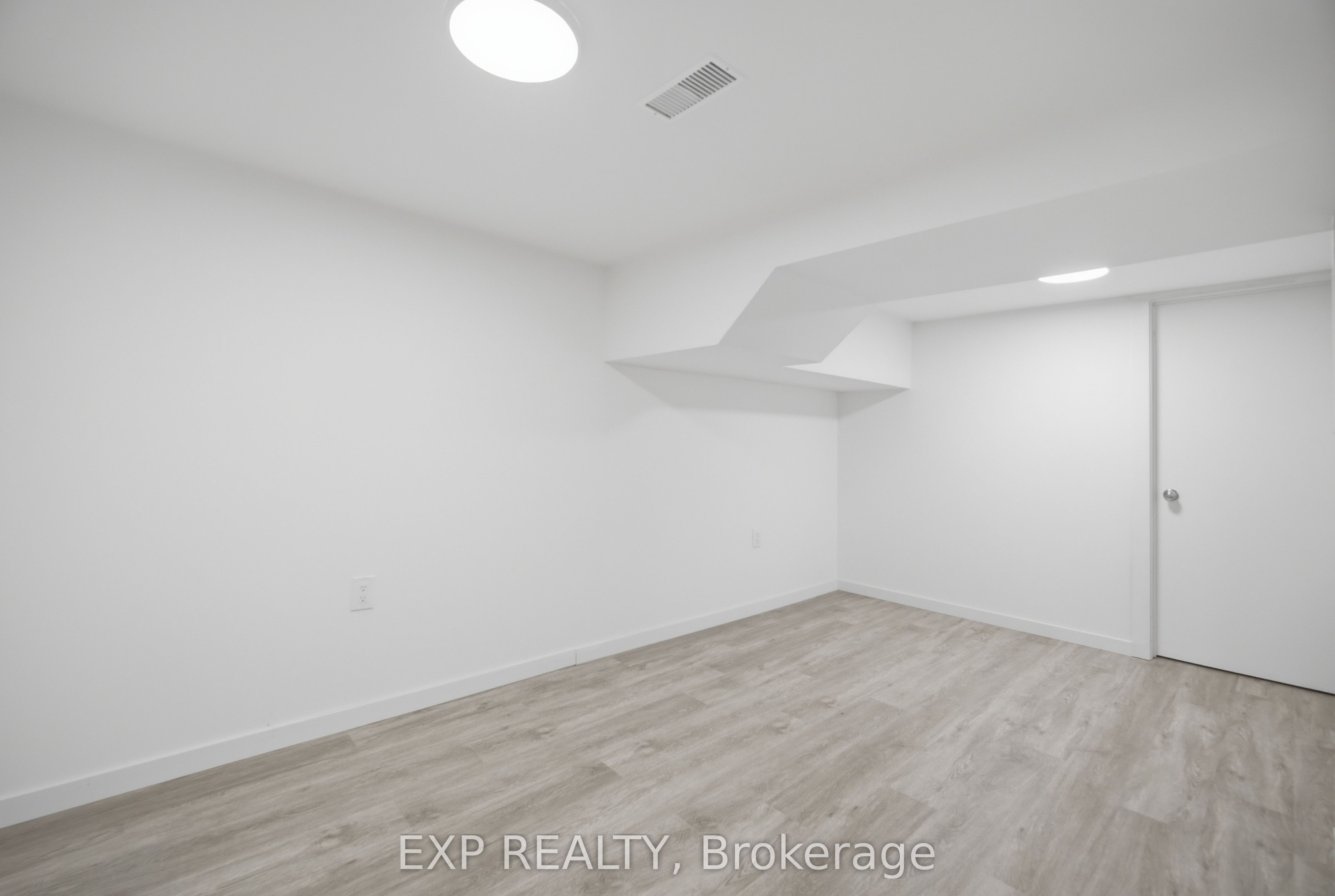 32 Maple Avenue E Property Photo 26