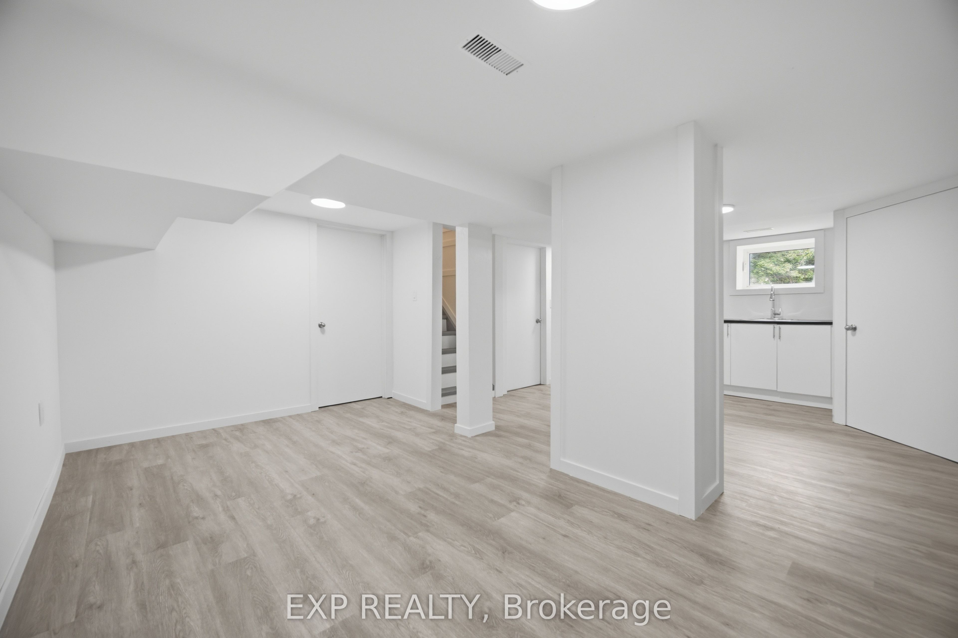 32 Maple Avenue E Property Photo 27