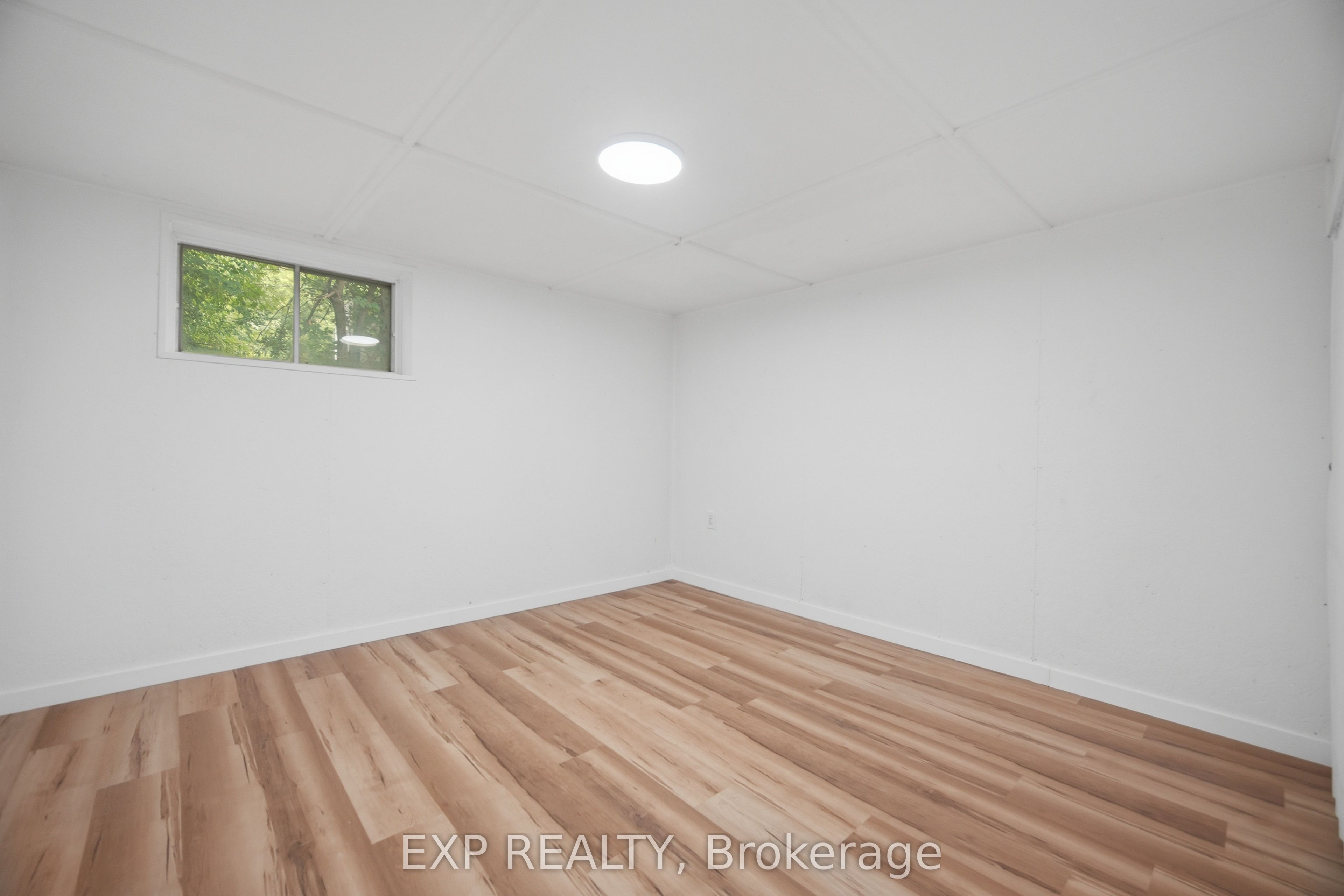 32 Maple Avenue E Property Photo 29