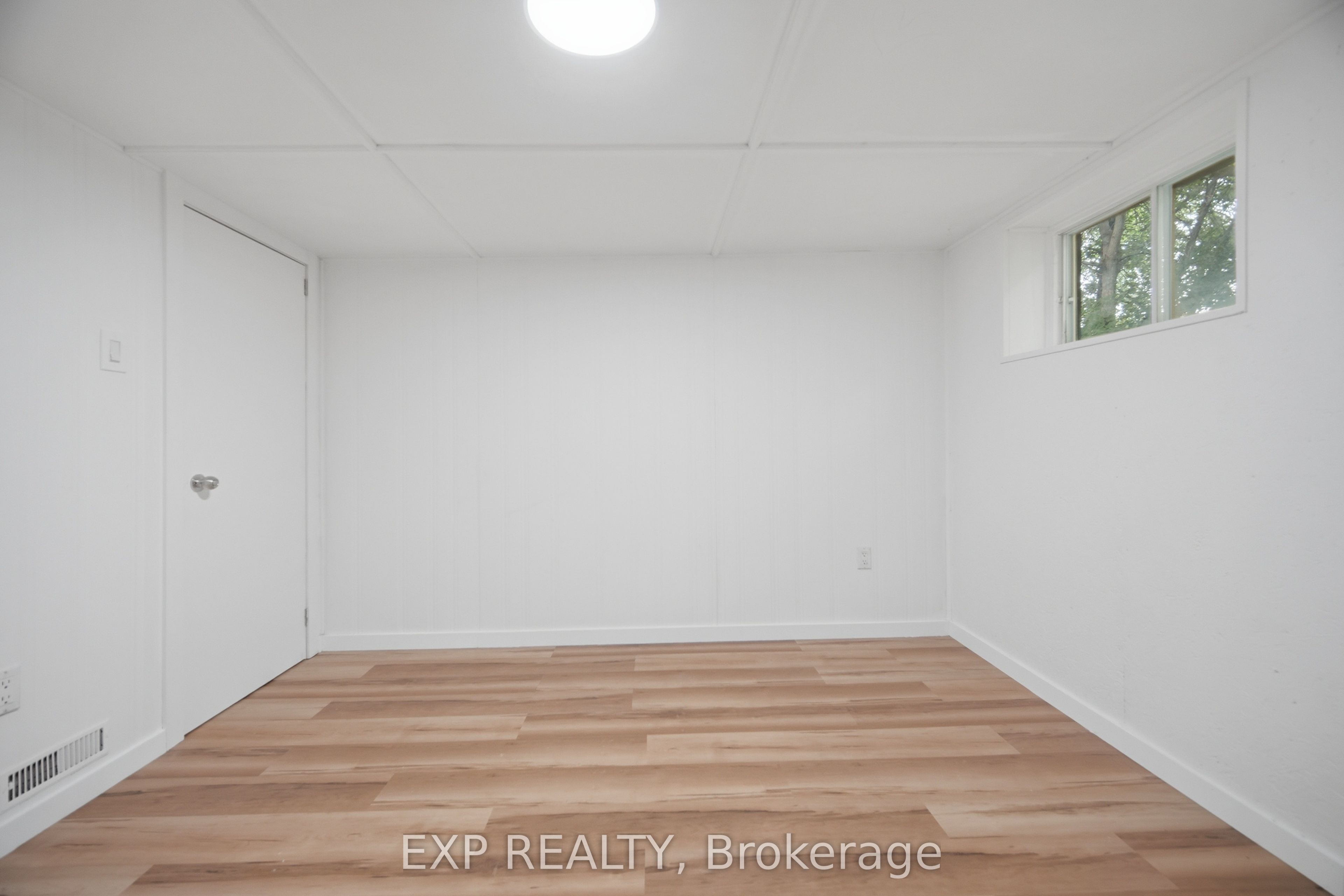 32 Maple Avenue E Property Photo 31