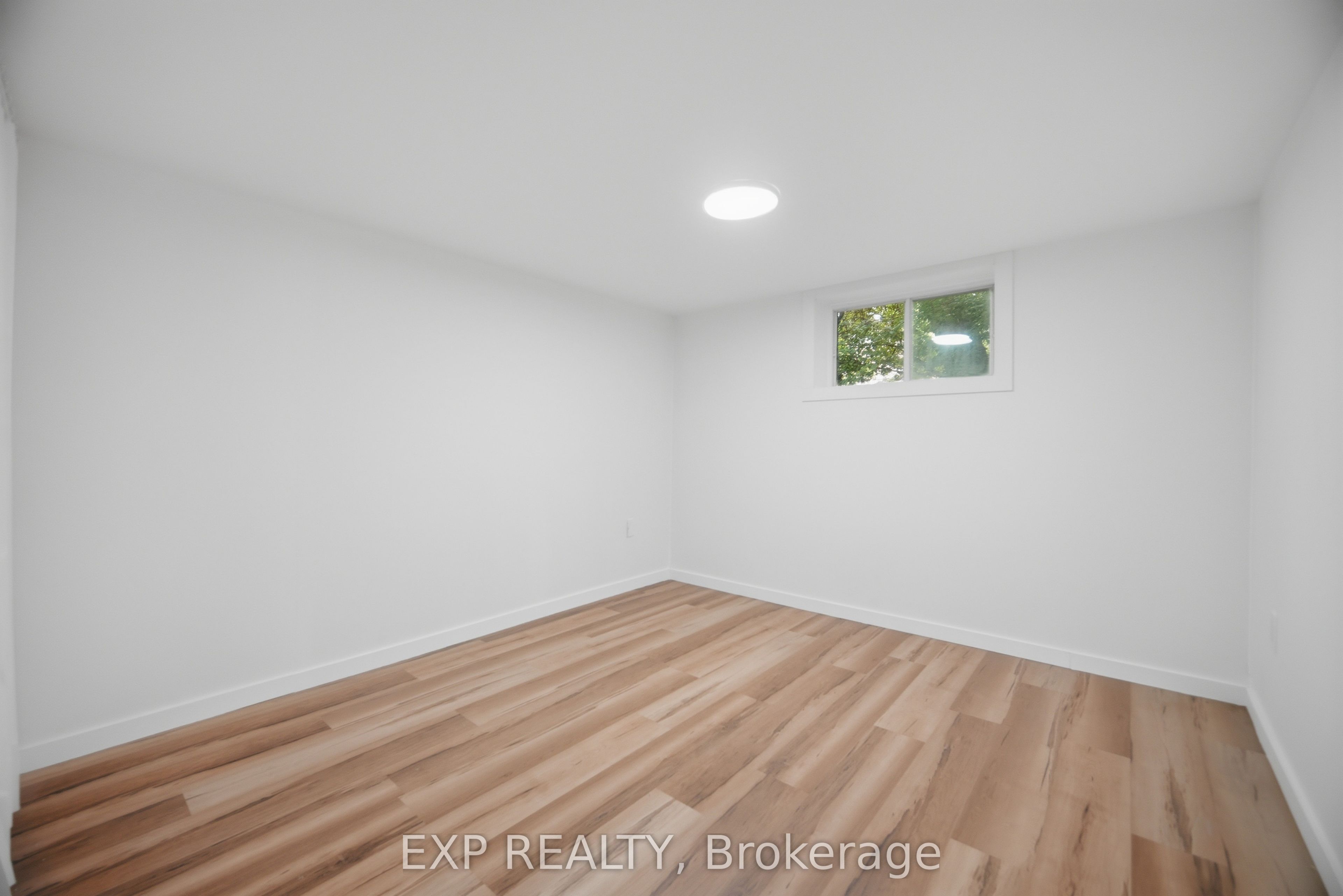32 Maple Avenue E Property Photo 32