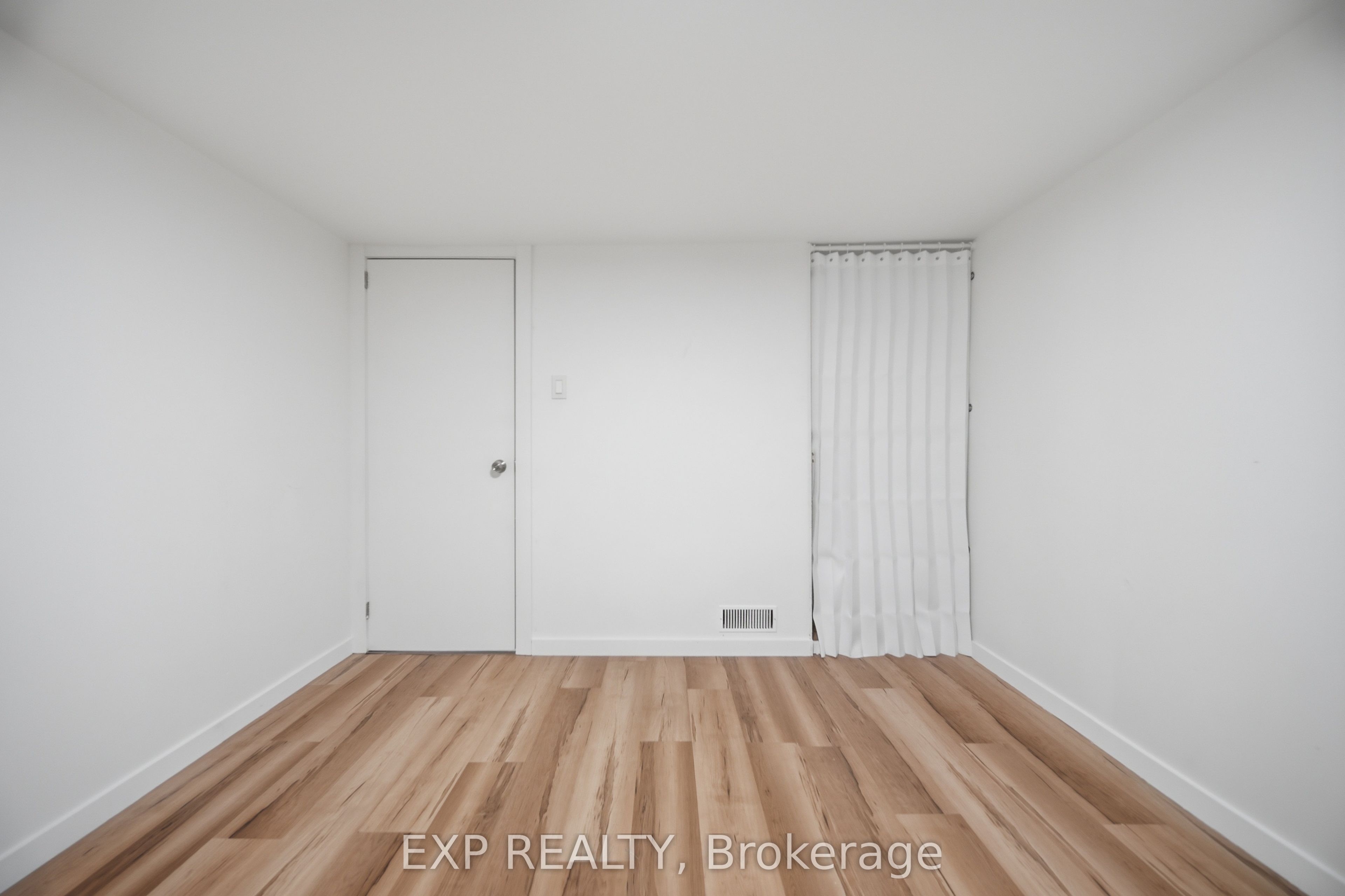 32 Maple Avenue E Property Photo 33
