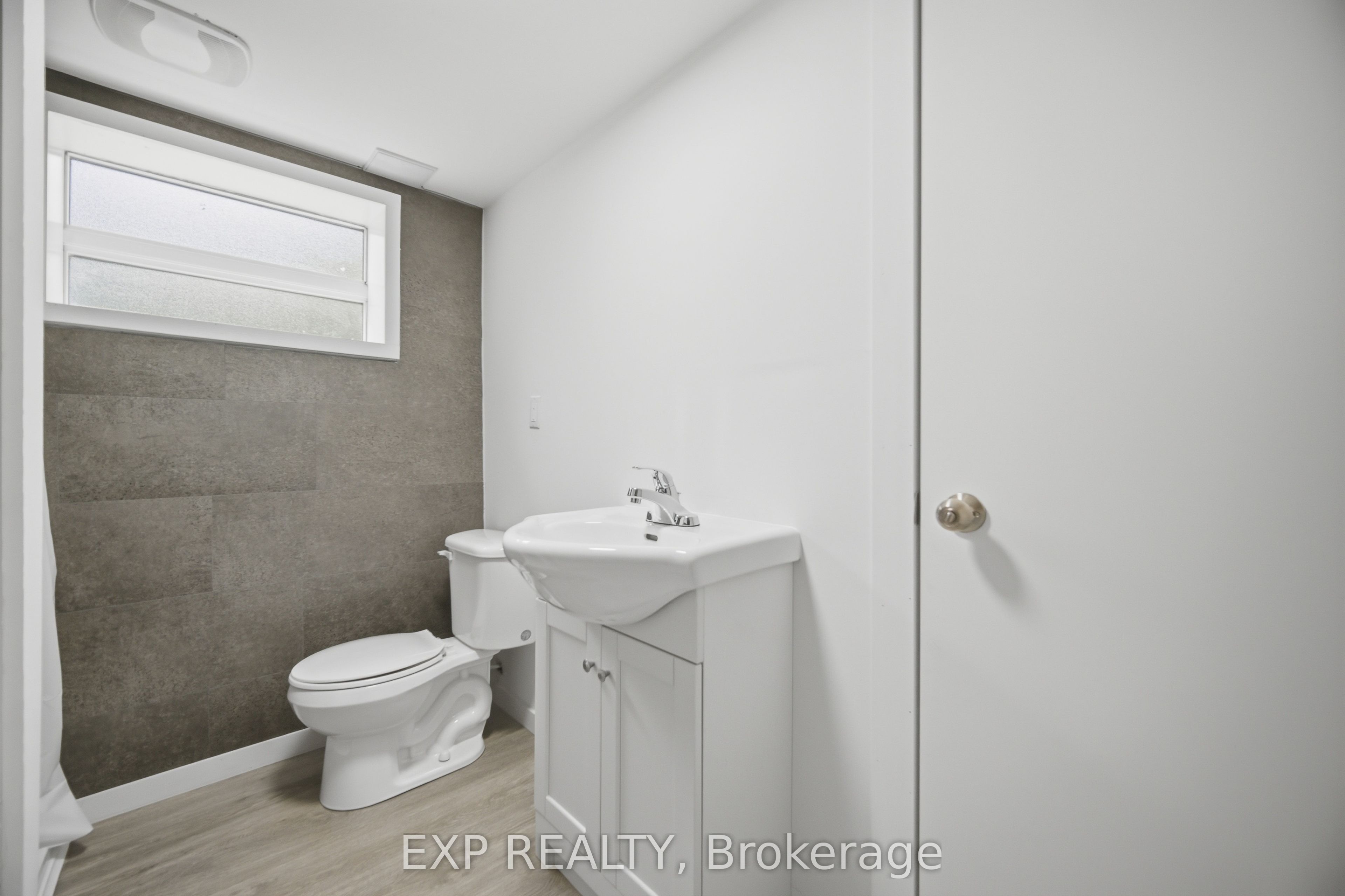 32 Maple Avenue E Property Photo 34