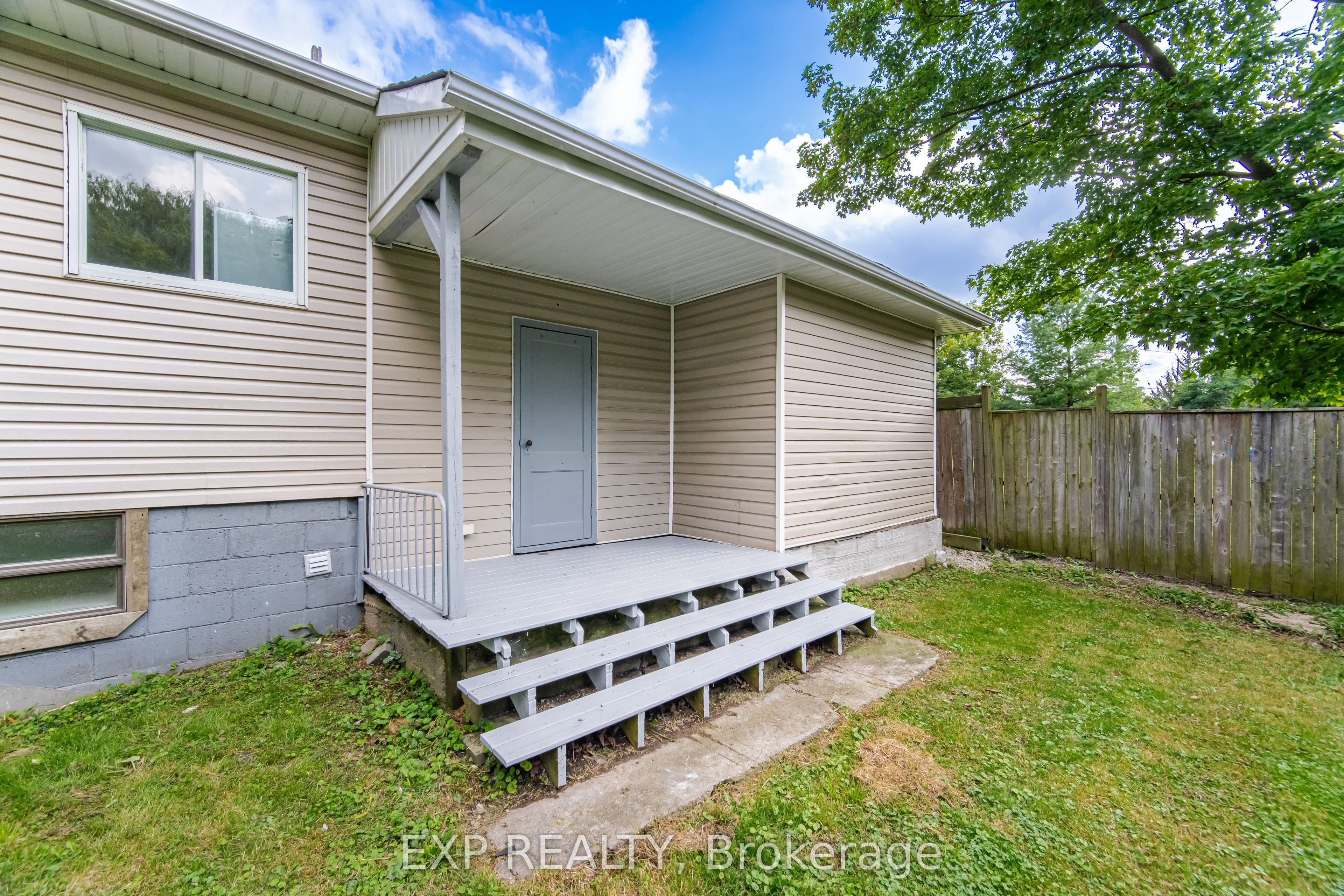 32 Maple Avenue E Property Photo 37