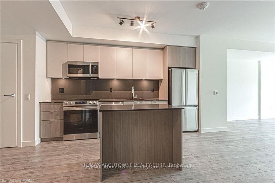 133 Bronte Road B0416 Property Photo 1