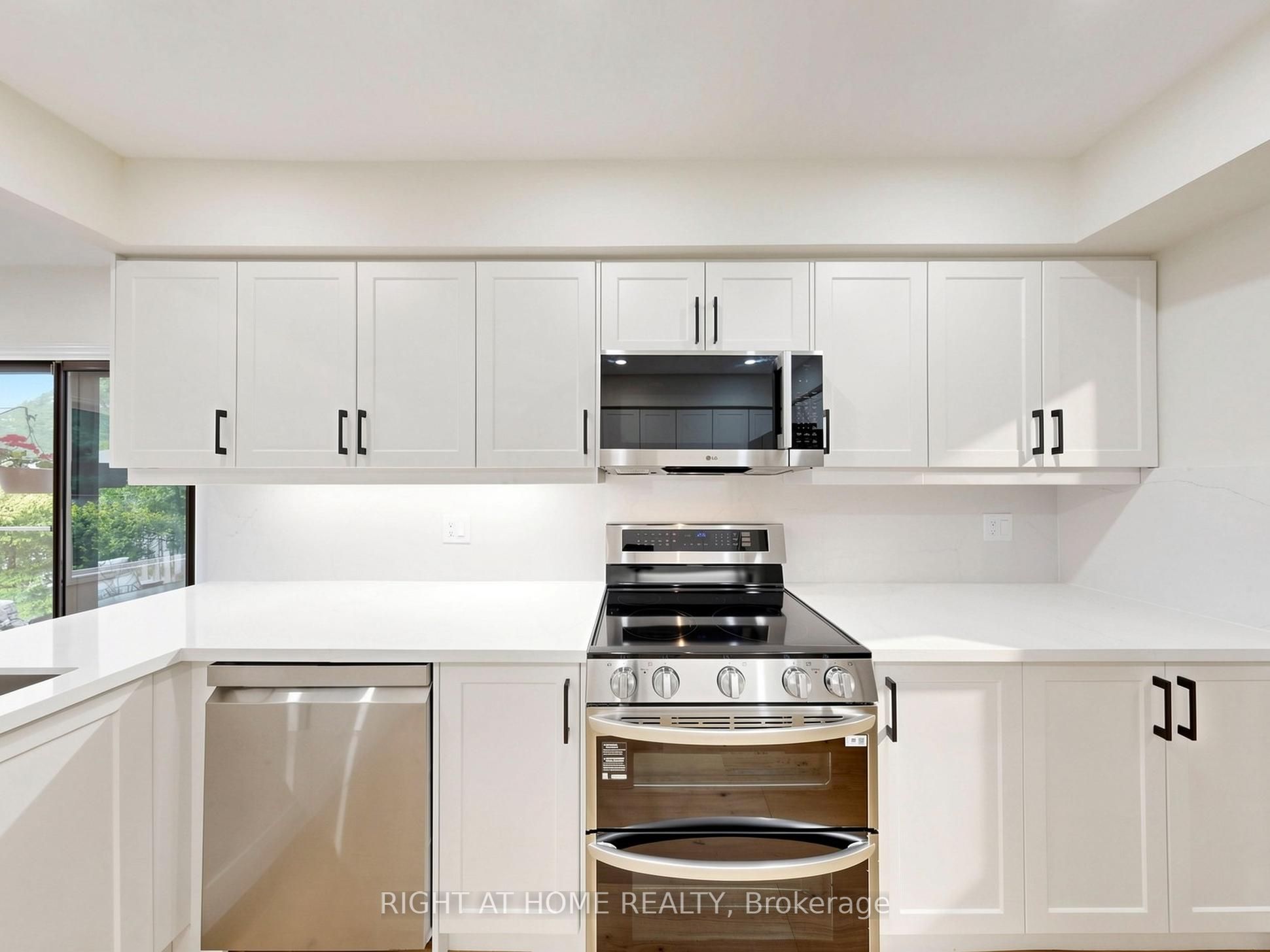 2920 Kingsway Drive Property Photo 22