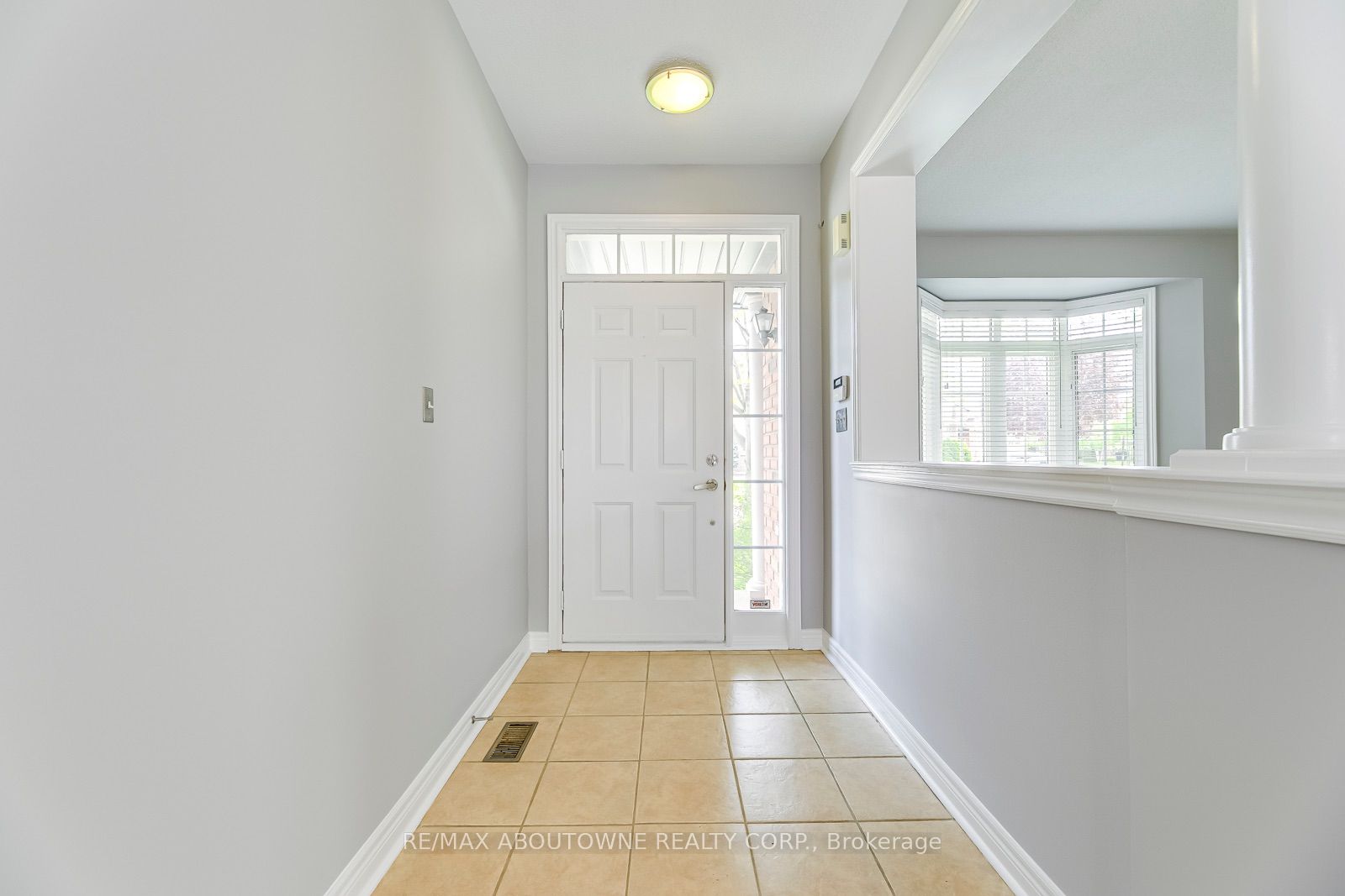 2290 Woodmont Crescent S Property Photo 4