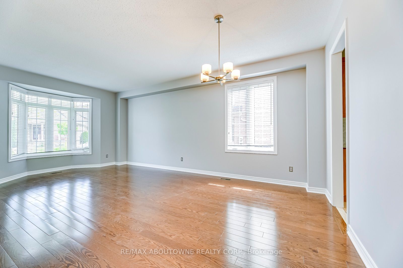 2290 Woodmont Crescent S Property Photo 6