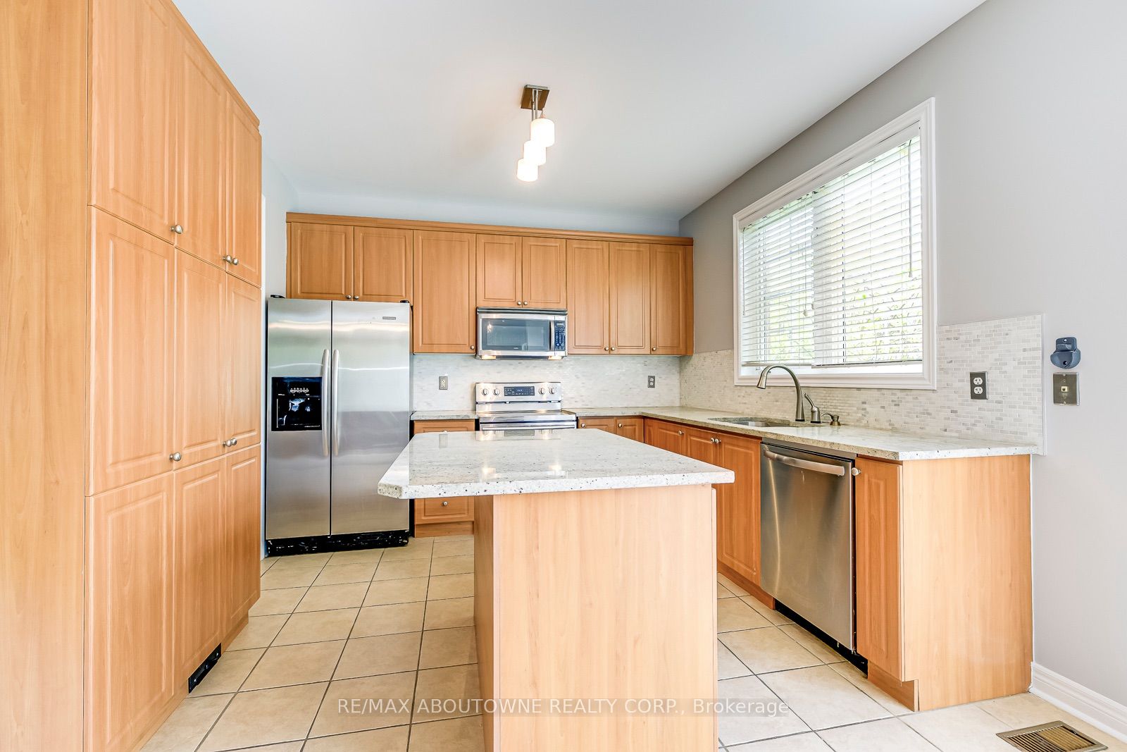 2290 Woodmont Crescent S Property Photo 15