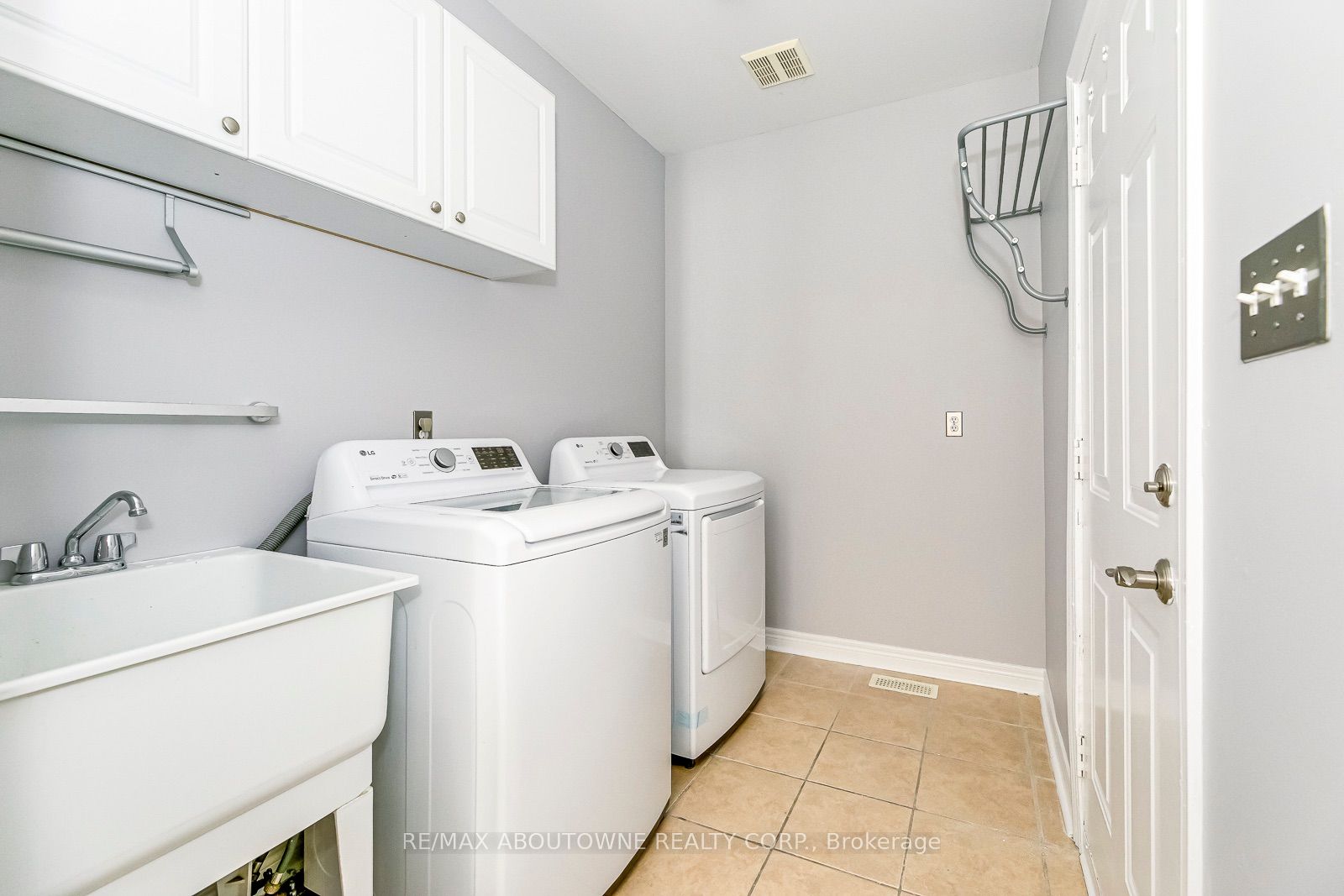 2290 Woodmont Crescent S Property Photo 23