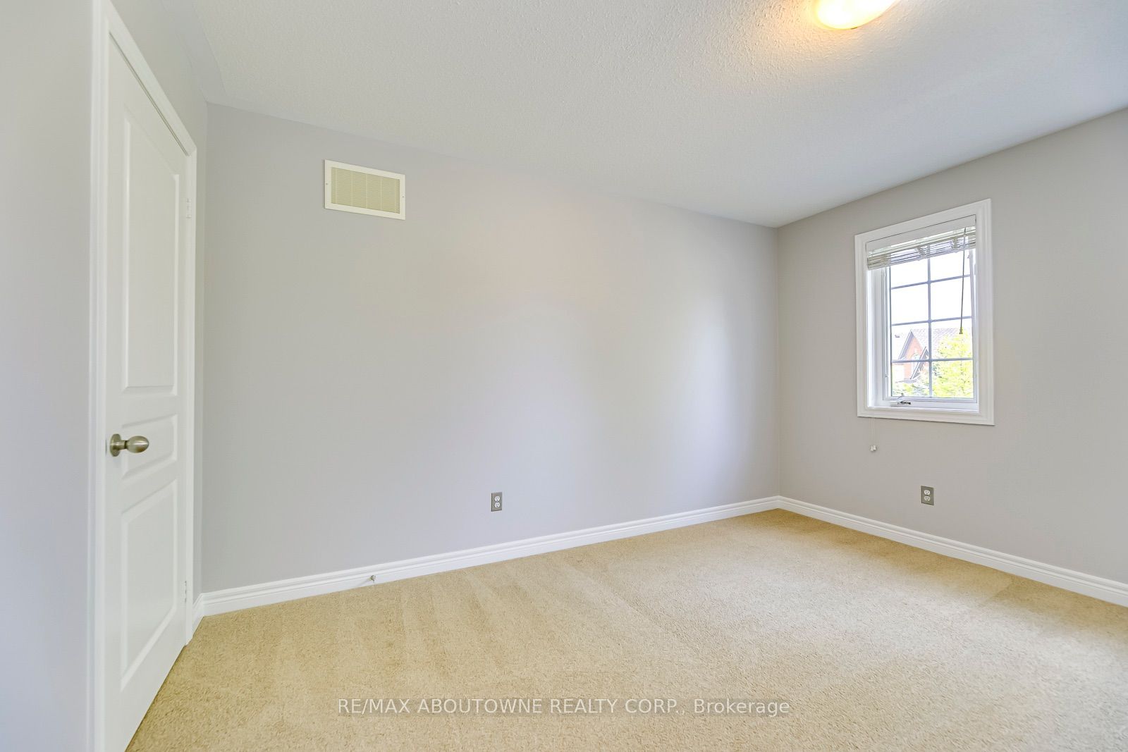 2290 Woodmont Crescent S Property Photo 34