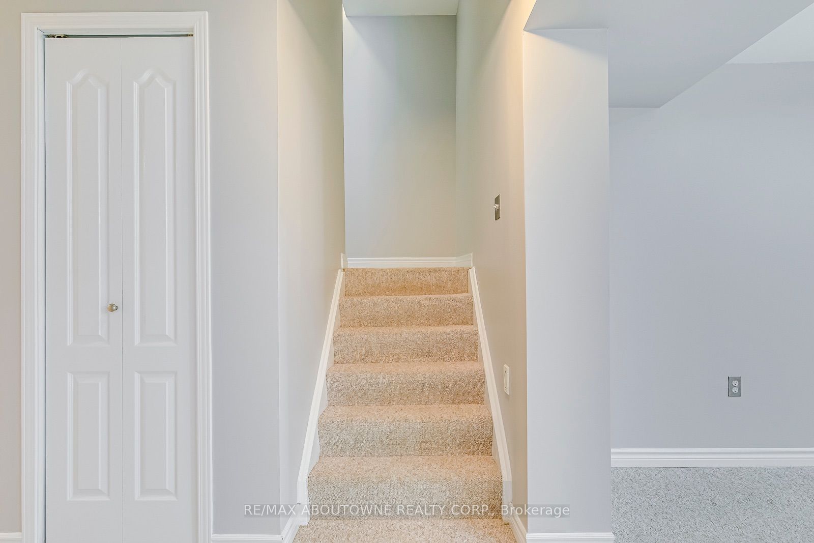 2290 Woodmont Crescent S Property Photo 38