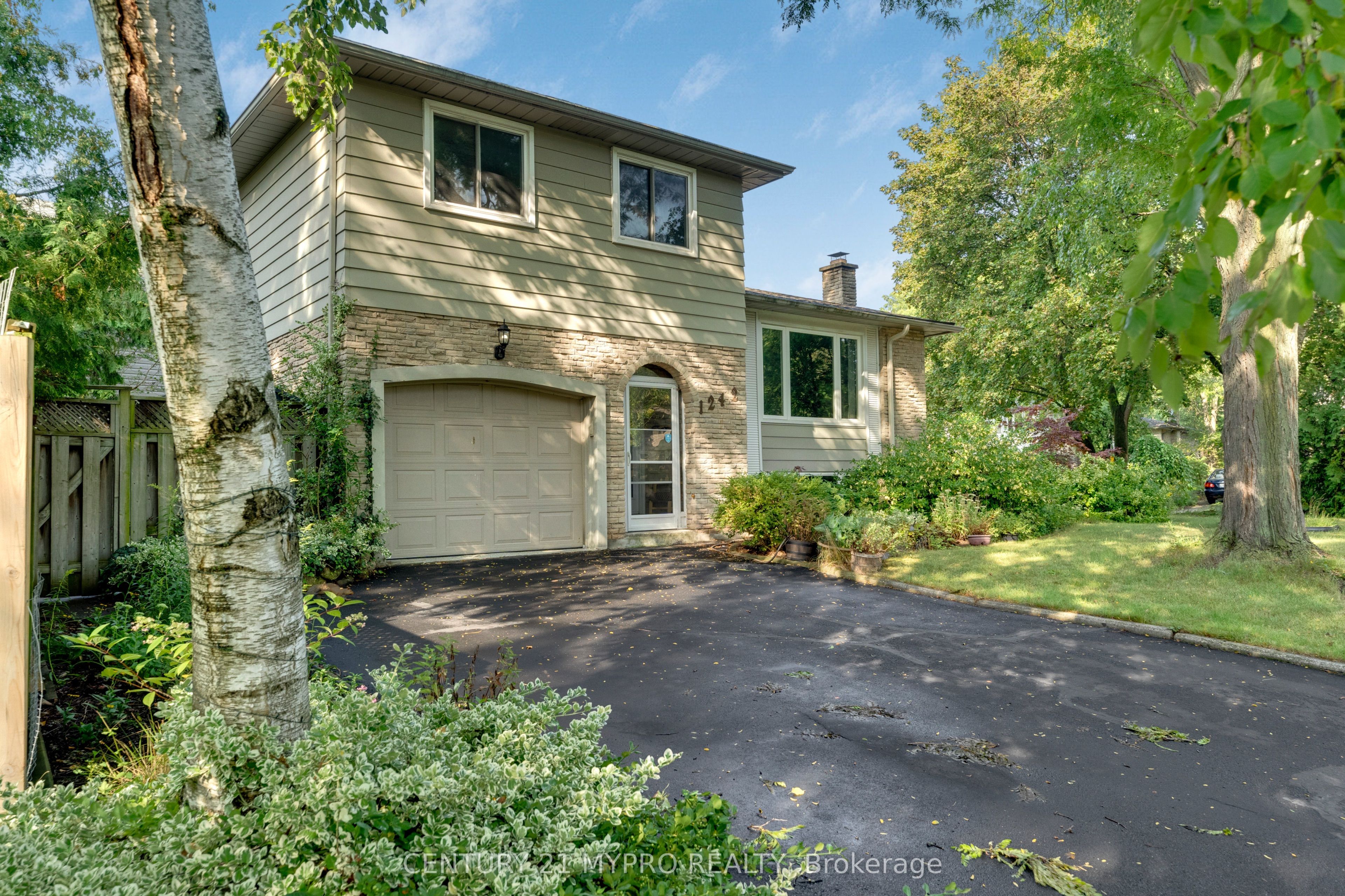1242 Richards Crescent Property Photo 1