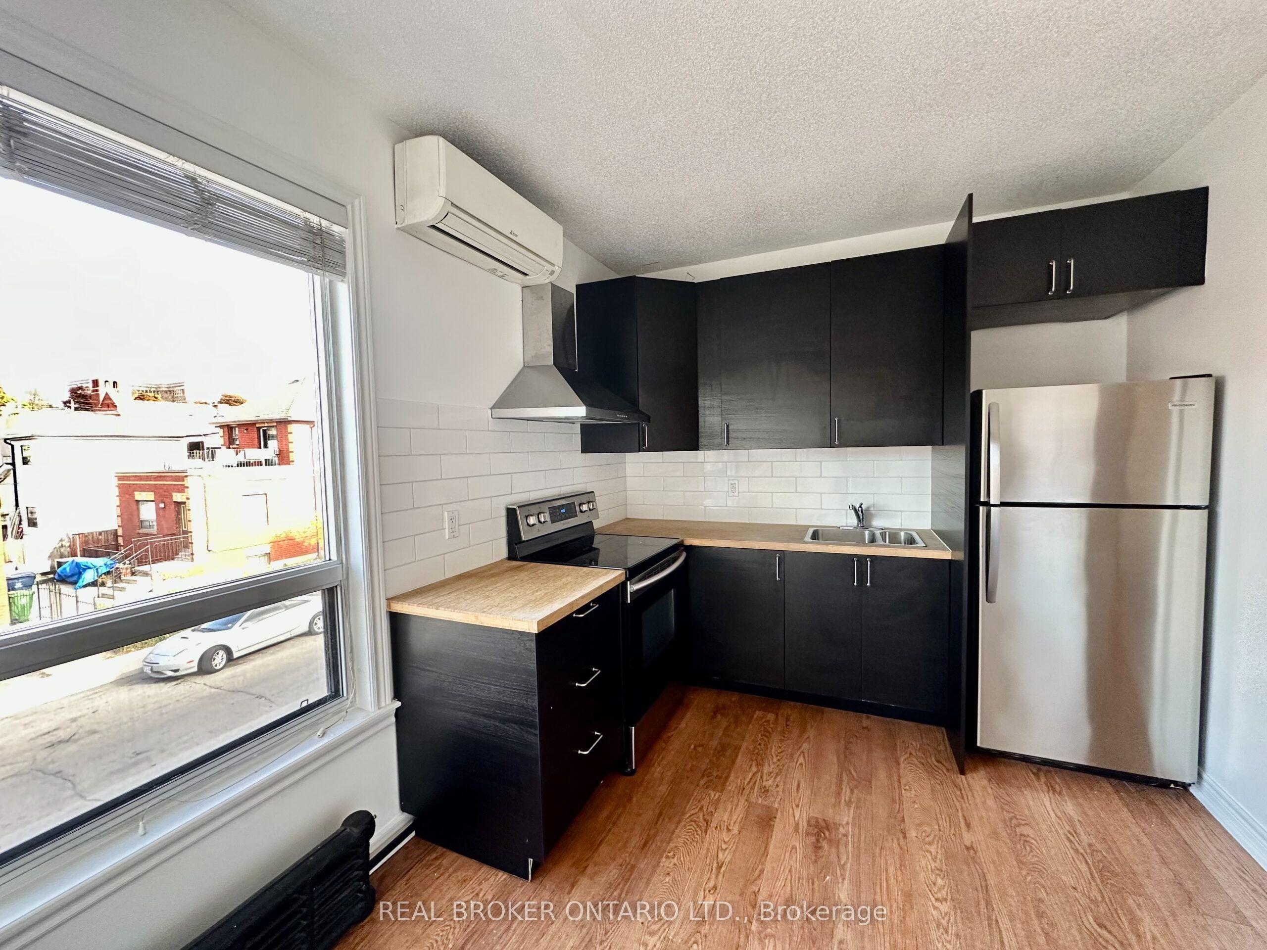 1438a Dufferin Street Property Photo 35