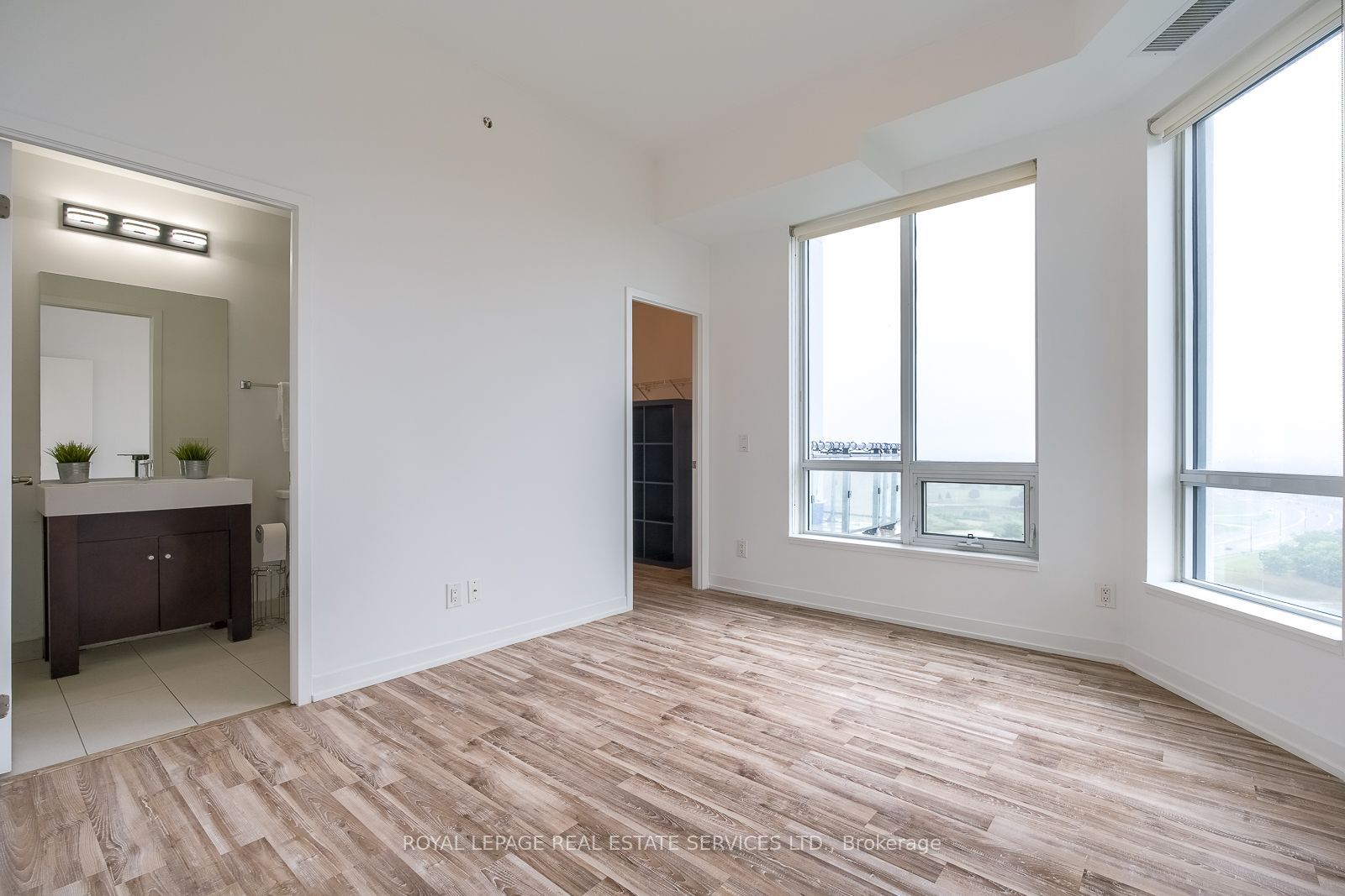 840 Queens Plate Drive 1605 Property Photo 15