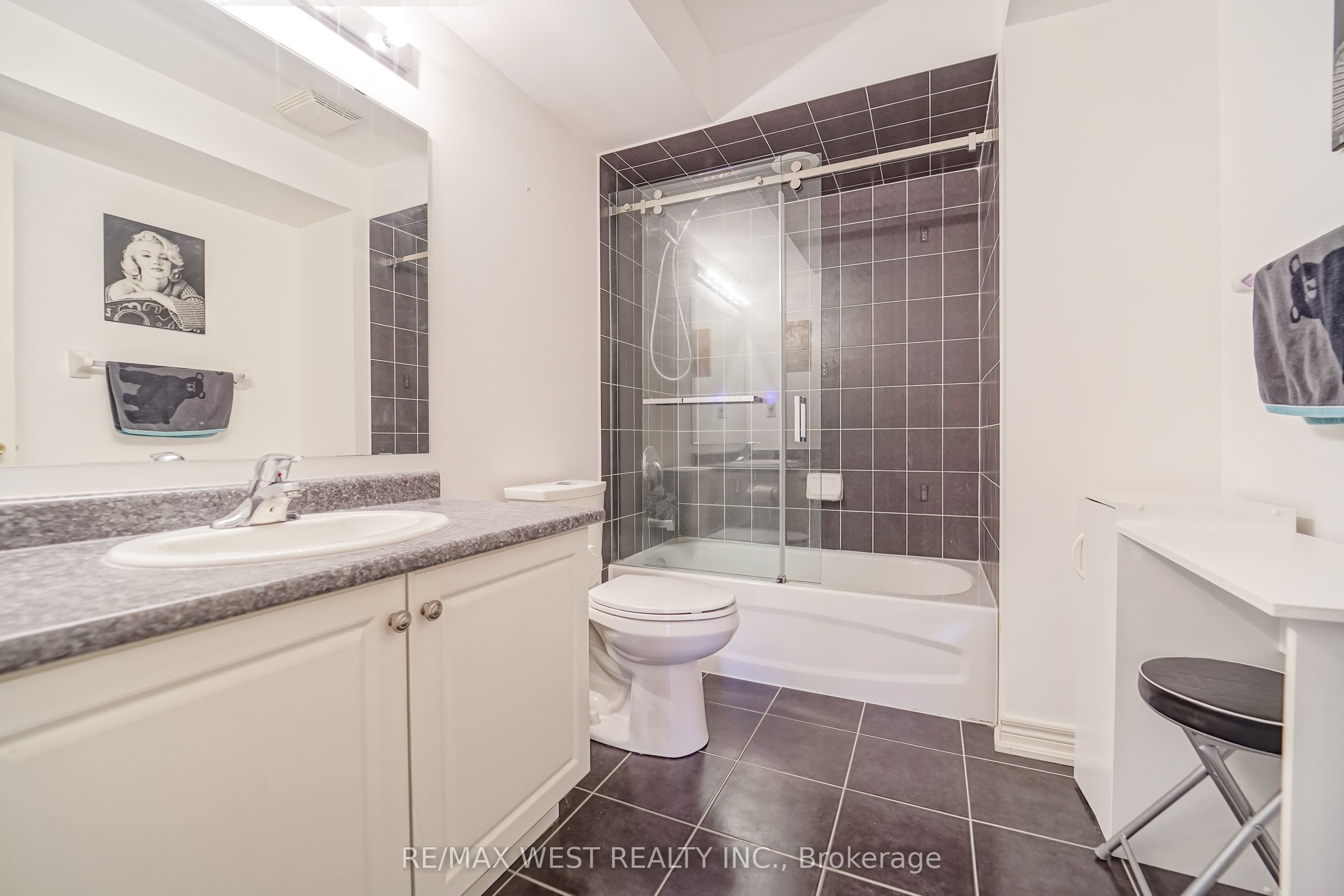221 Isaac Devins Boulevard Property Photo 6