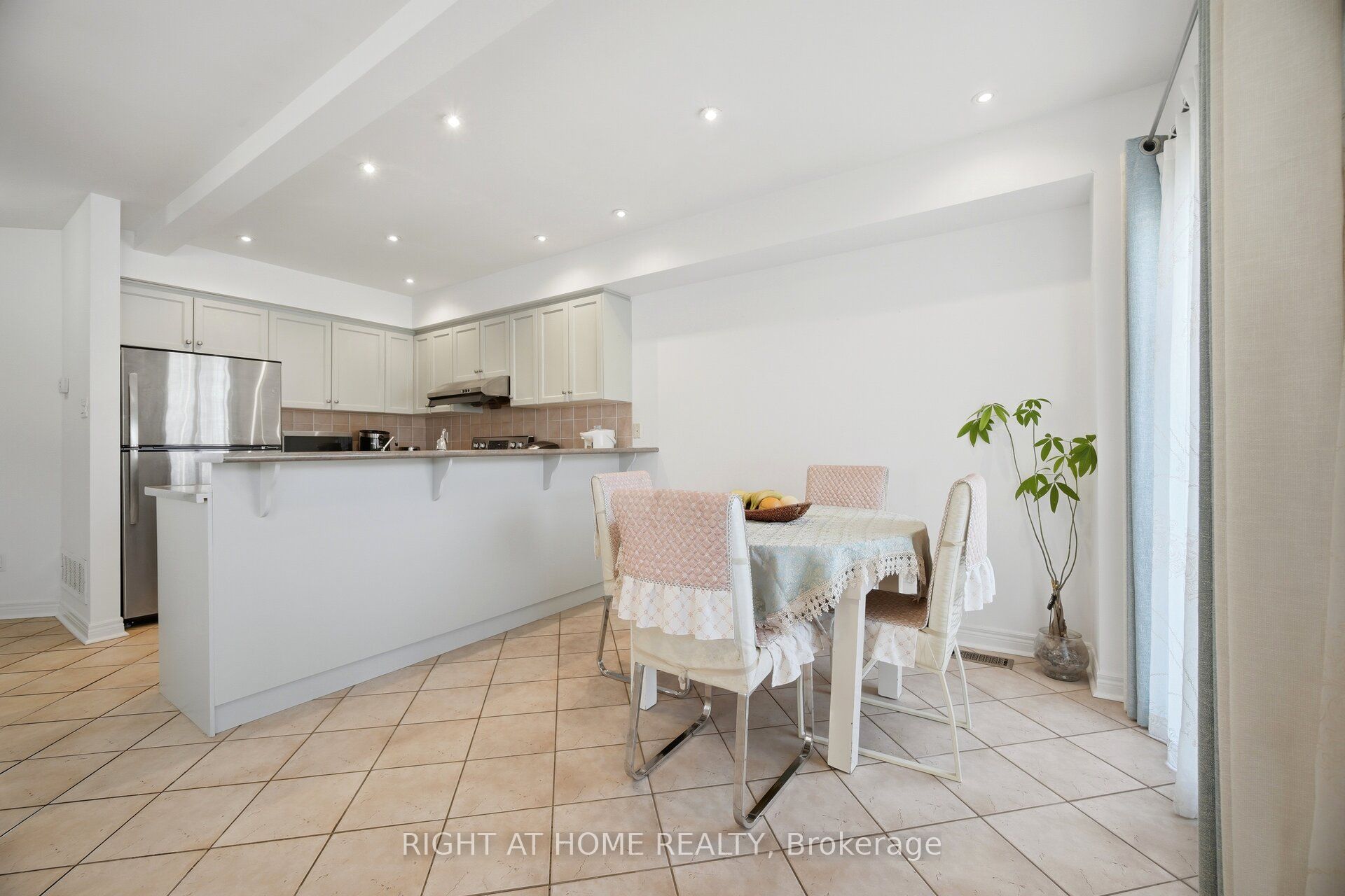 8 Richelieu Court Property Photo 4