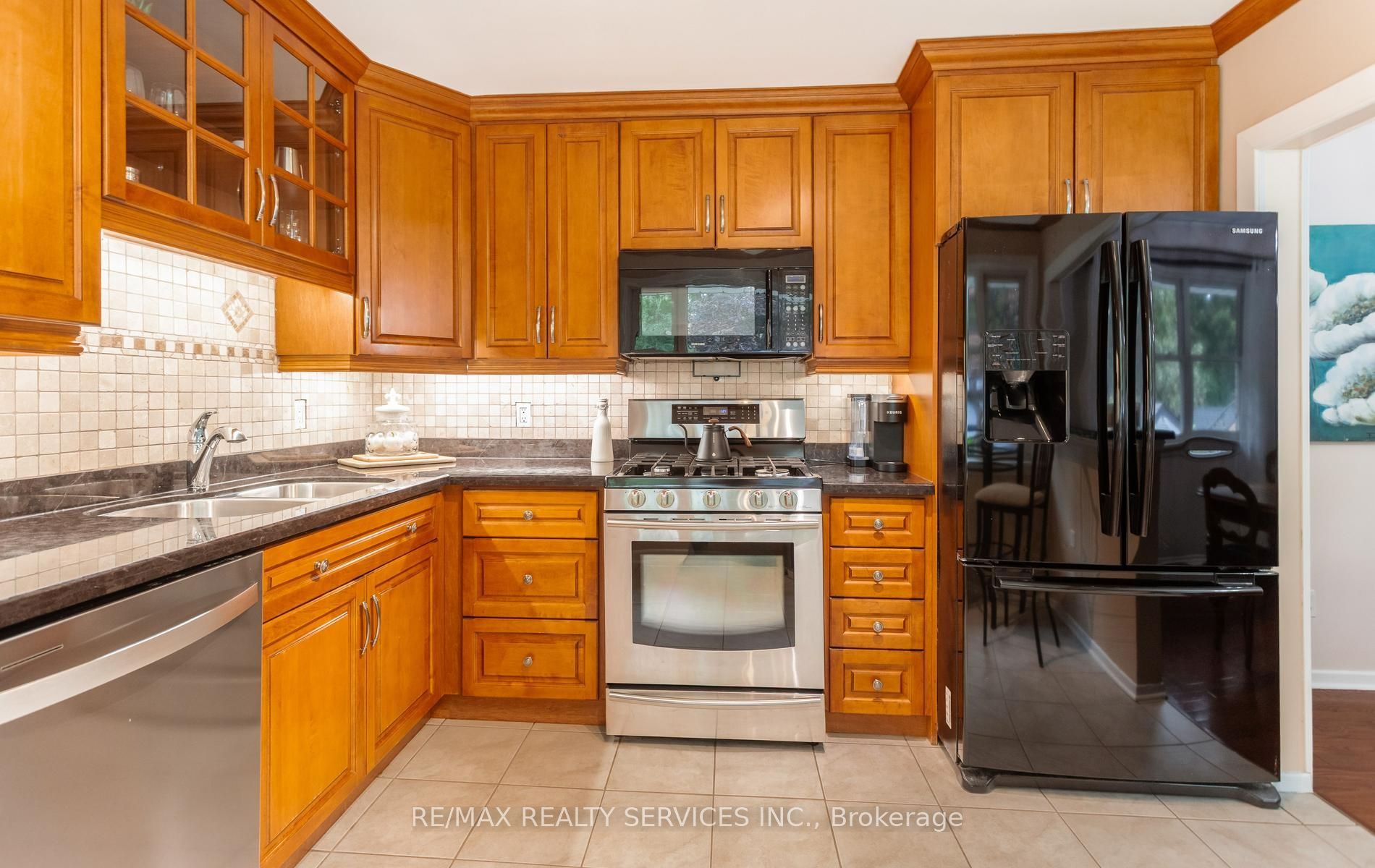 193 Elizabeth Street S Property Photo 6