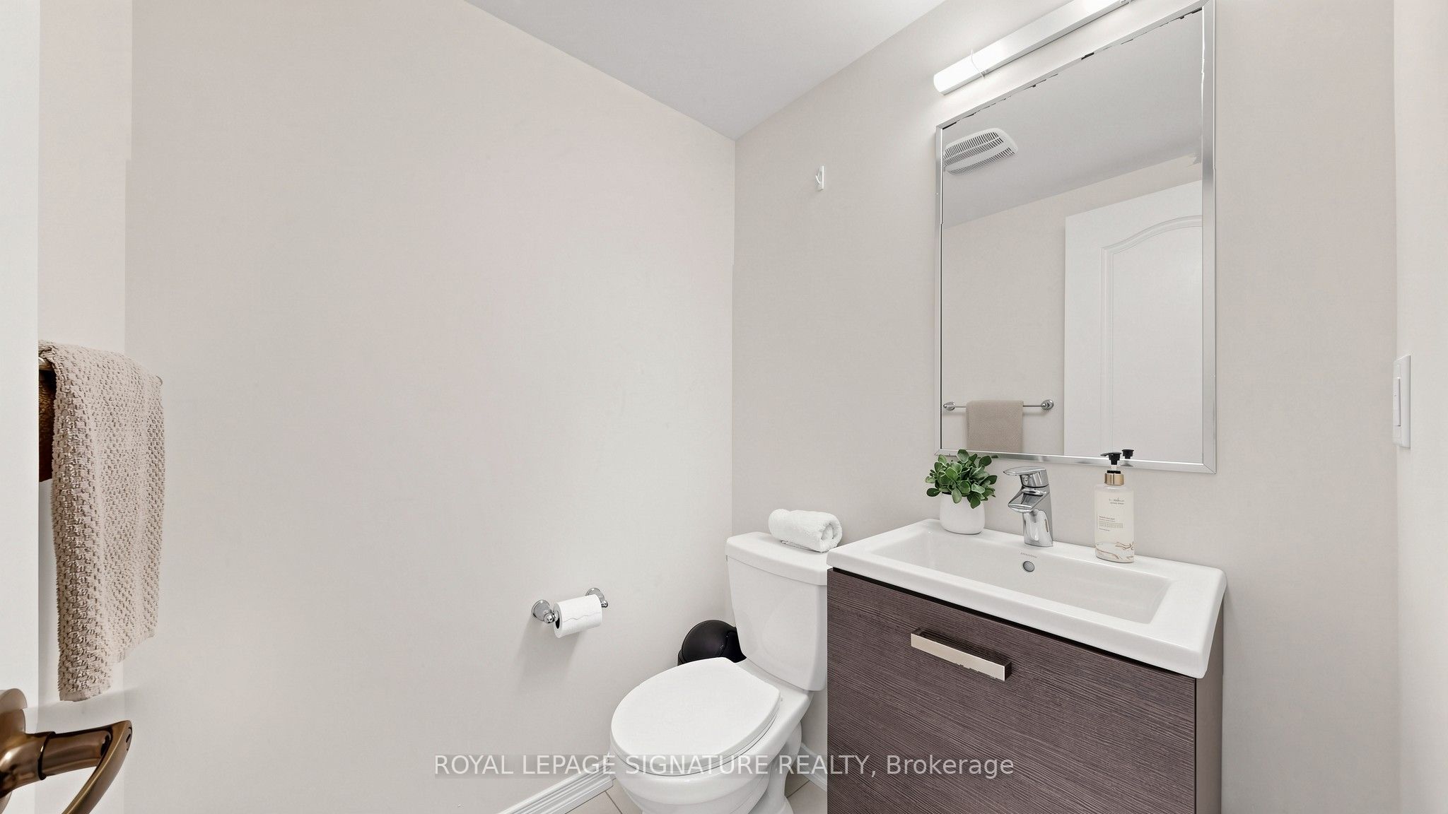492 Queen Mary Drive Property Photo 7