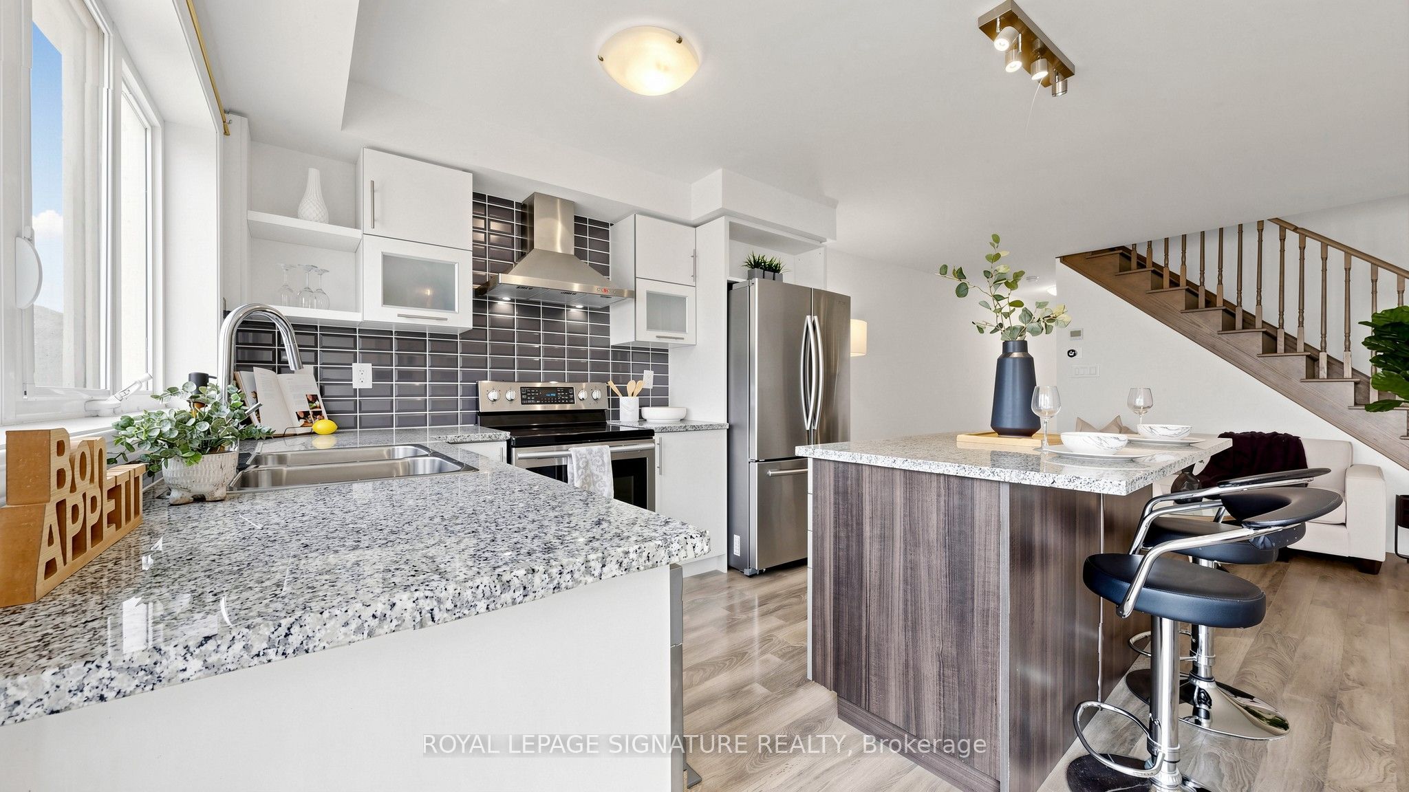 492 Queen Mary Drive Property Photo 17