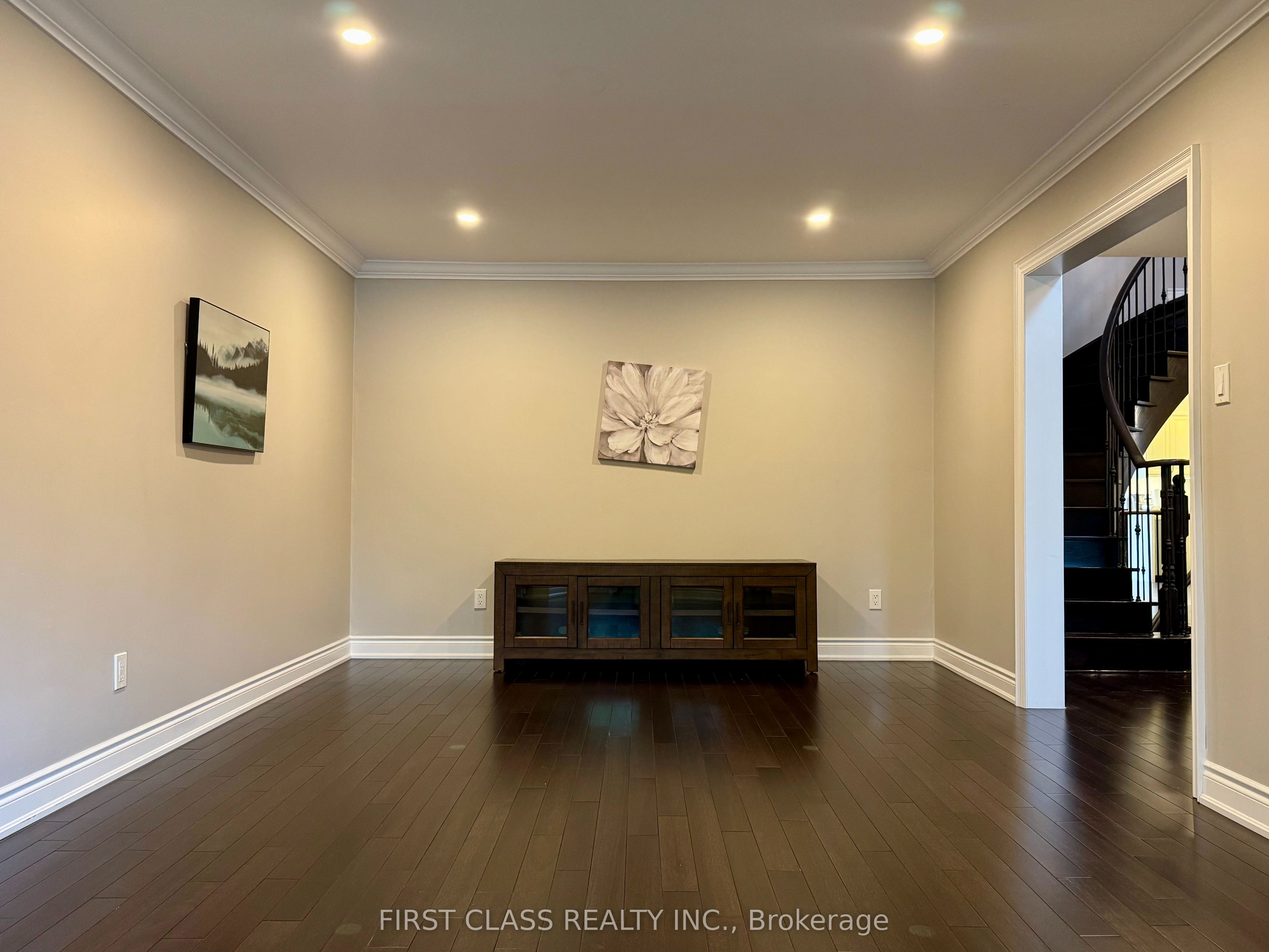 1230 Glenashton Drive Property Photo 3