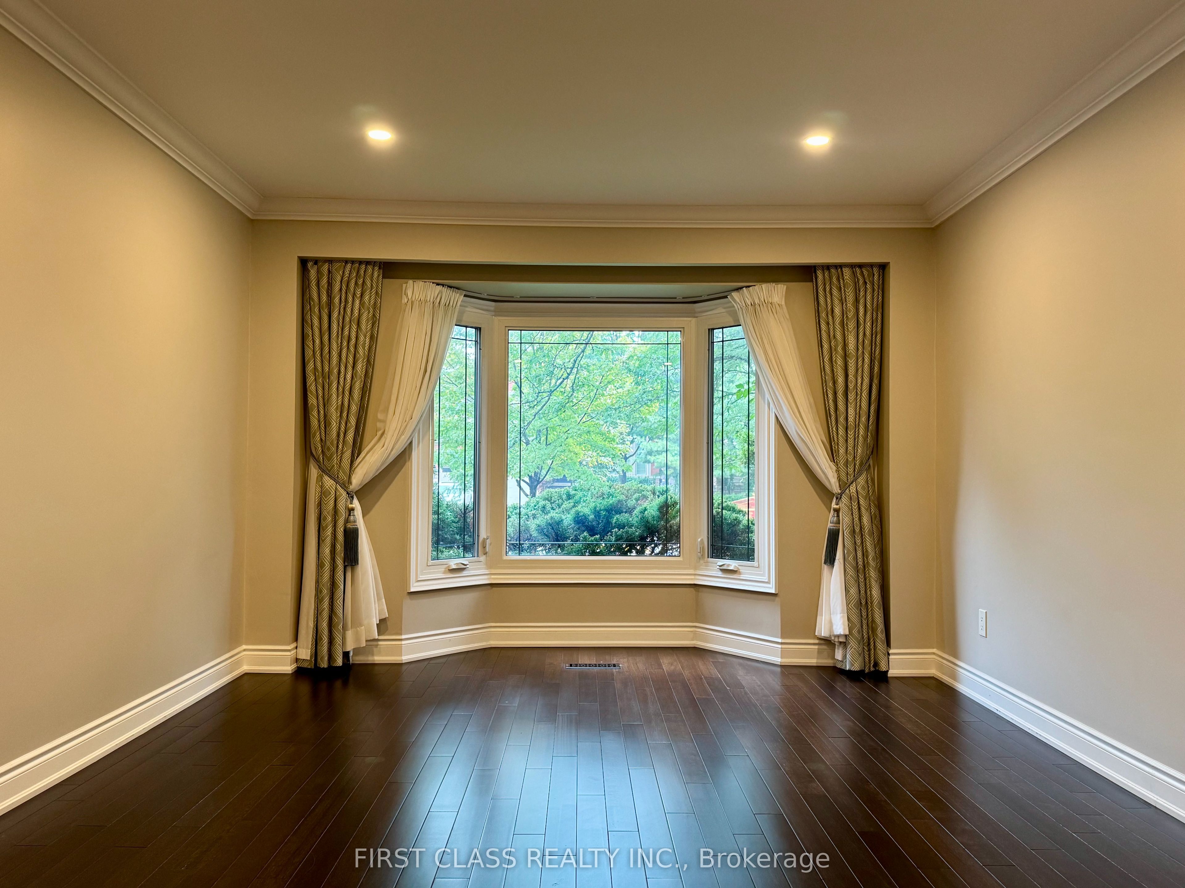 1230 Glenashton Drive Property Photo 4