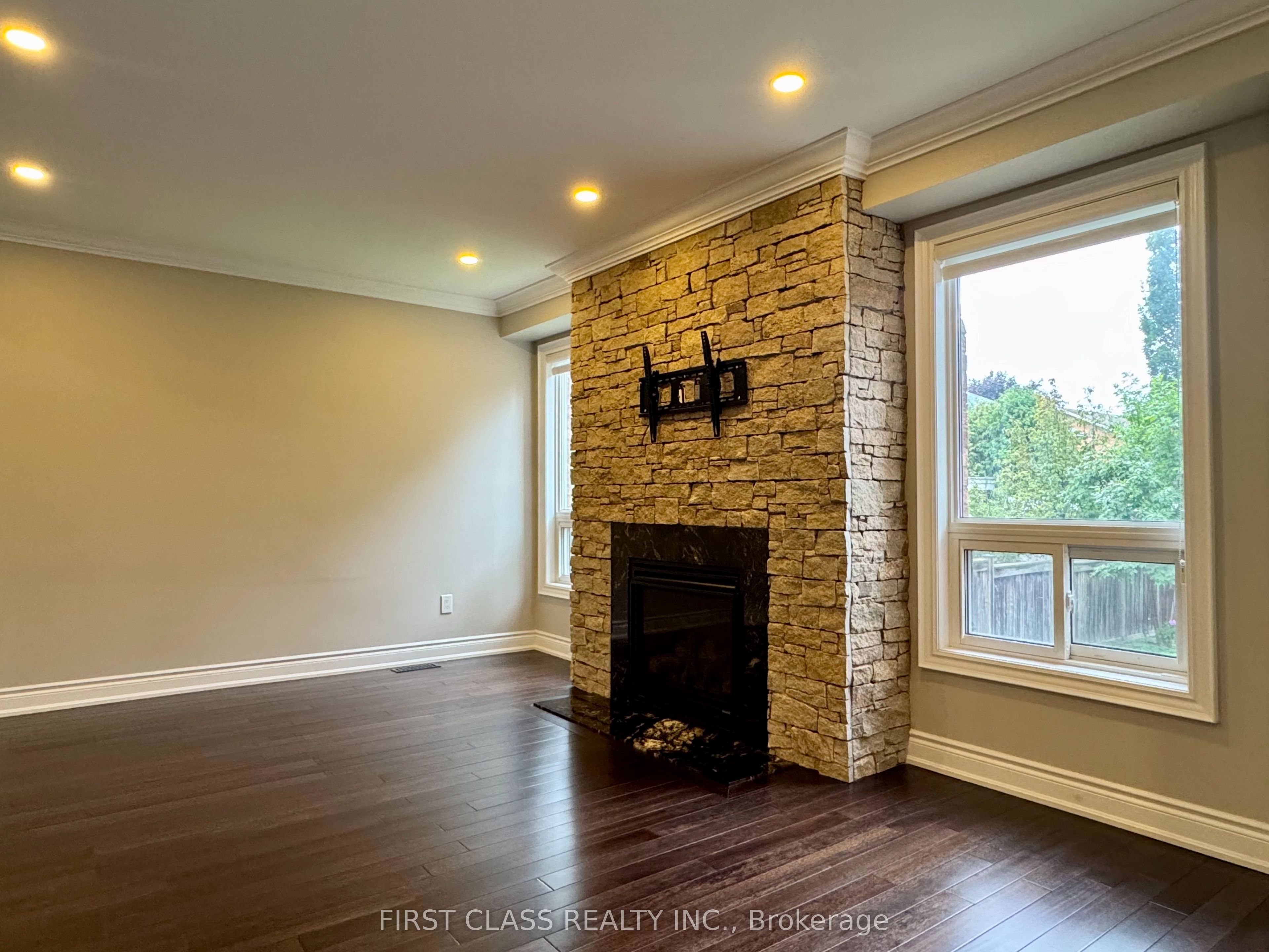 1230 Glenashton Drive Property Photo 10