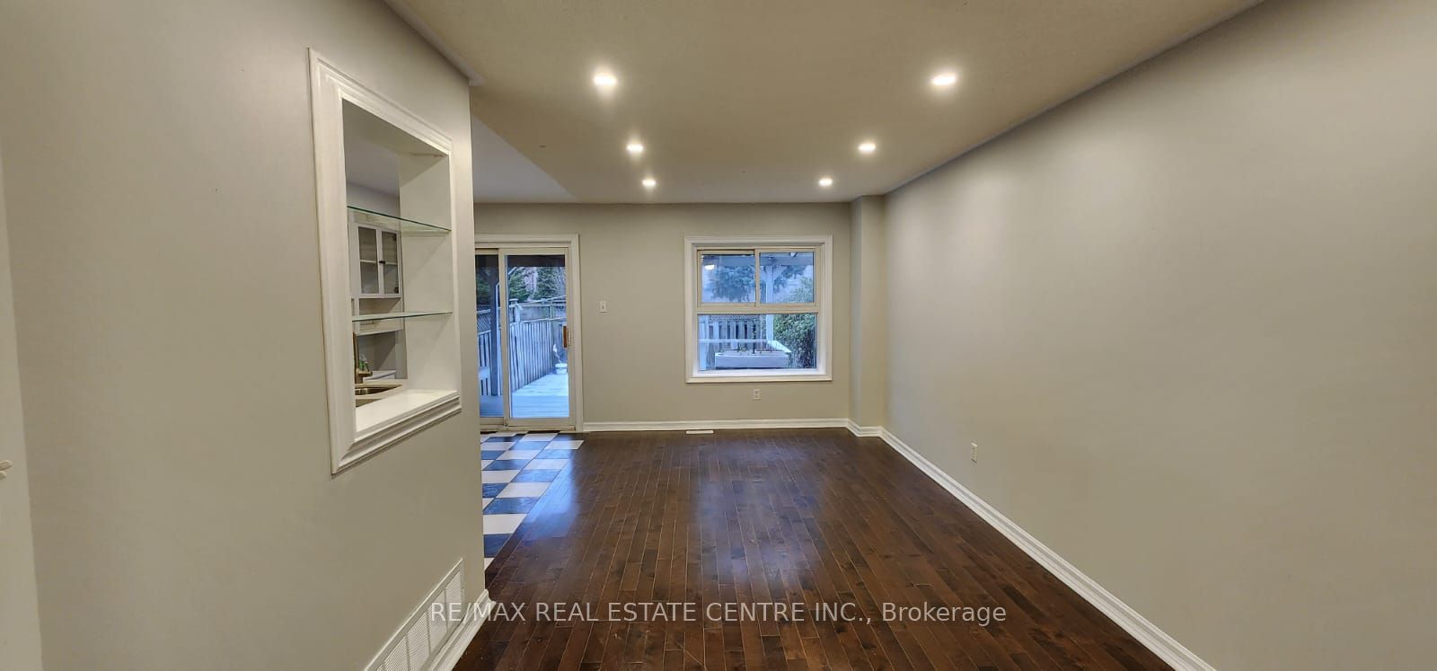6850 Dillingwood Drive Property Photo 6