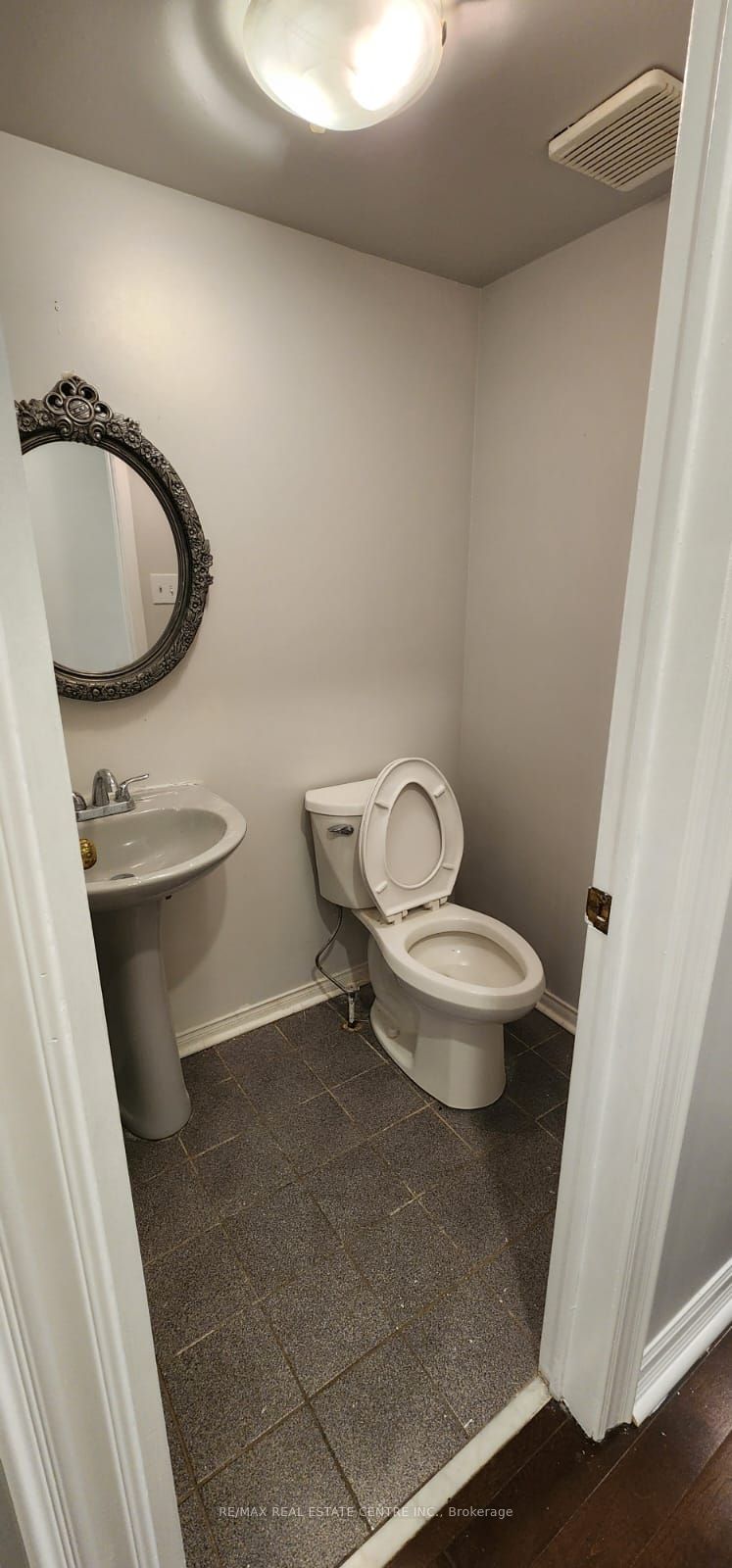 6850 Dillingwood Drive Property Photo 7