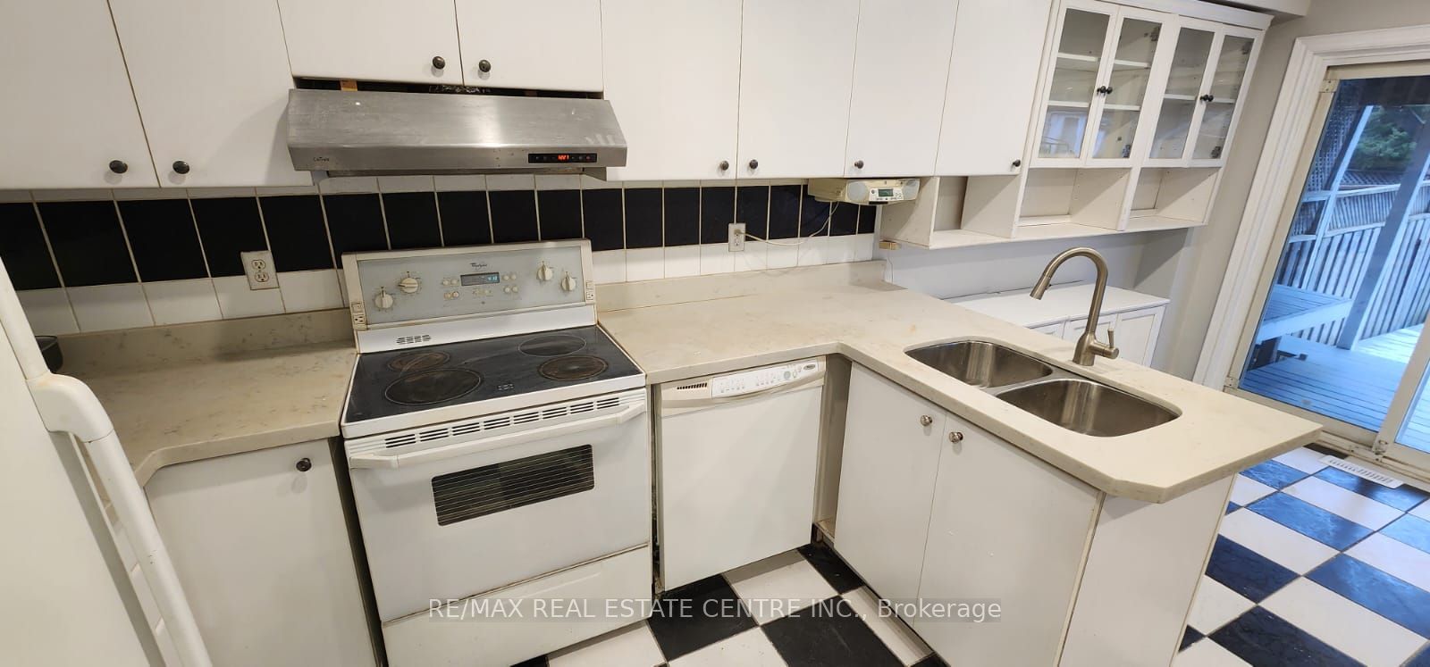 6850 Dillingwood Drive Property Photo 10