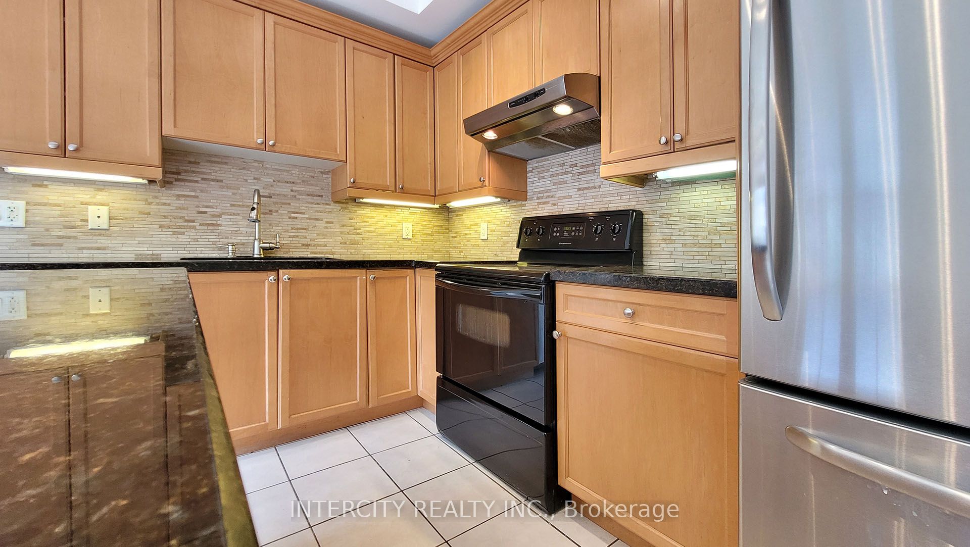 86 Lakeshore Road W Property Photo 16