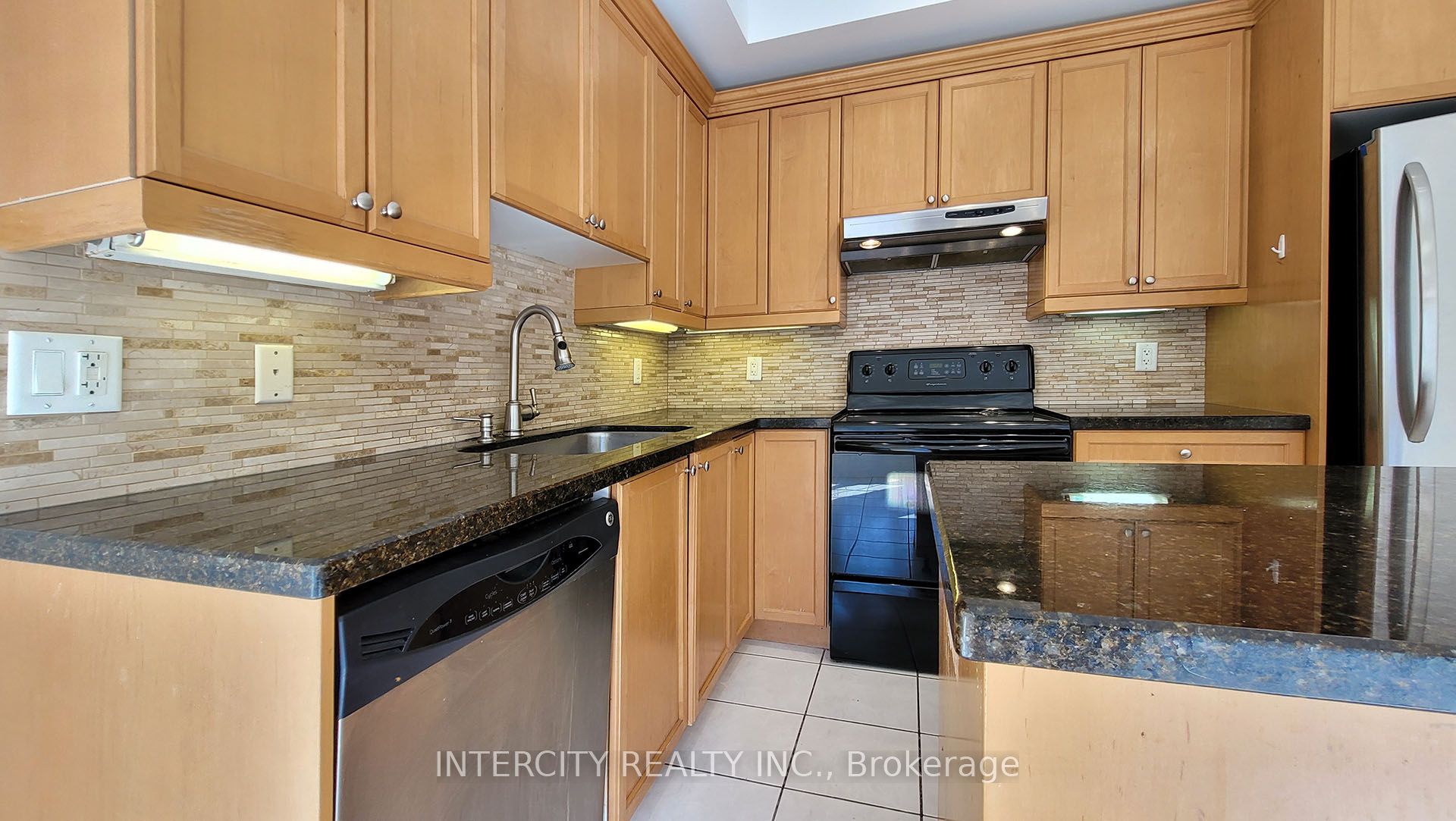 86 Lakeshore Road W Property Photo 21