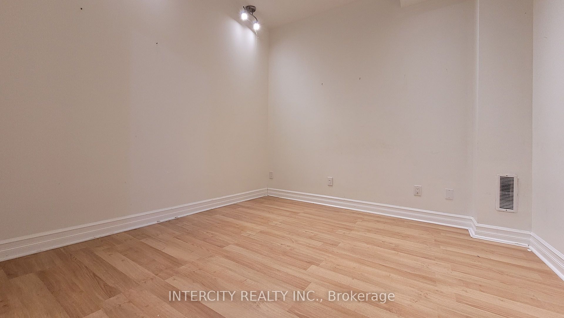 86 Lakeshore Road W Property Photo 43
