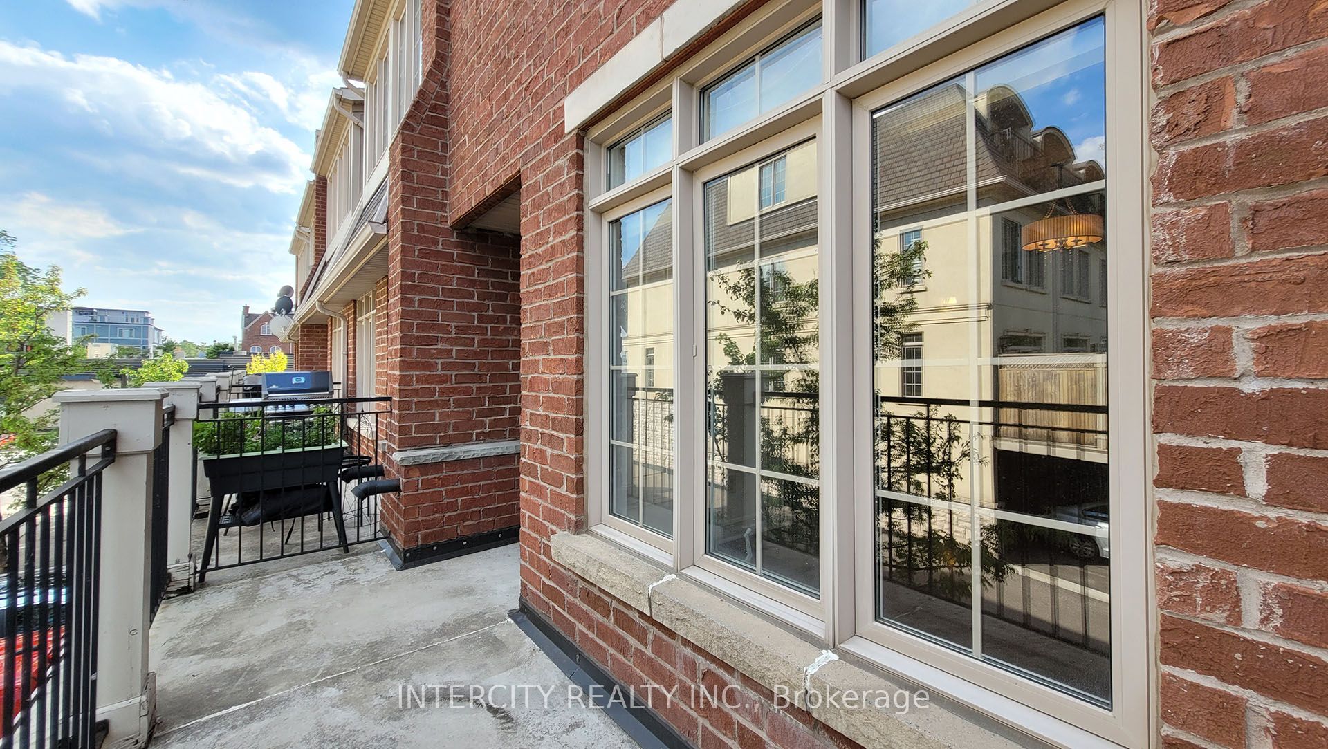 86 Lakeshore Road W Property Photo 42