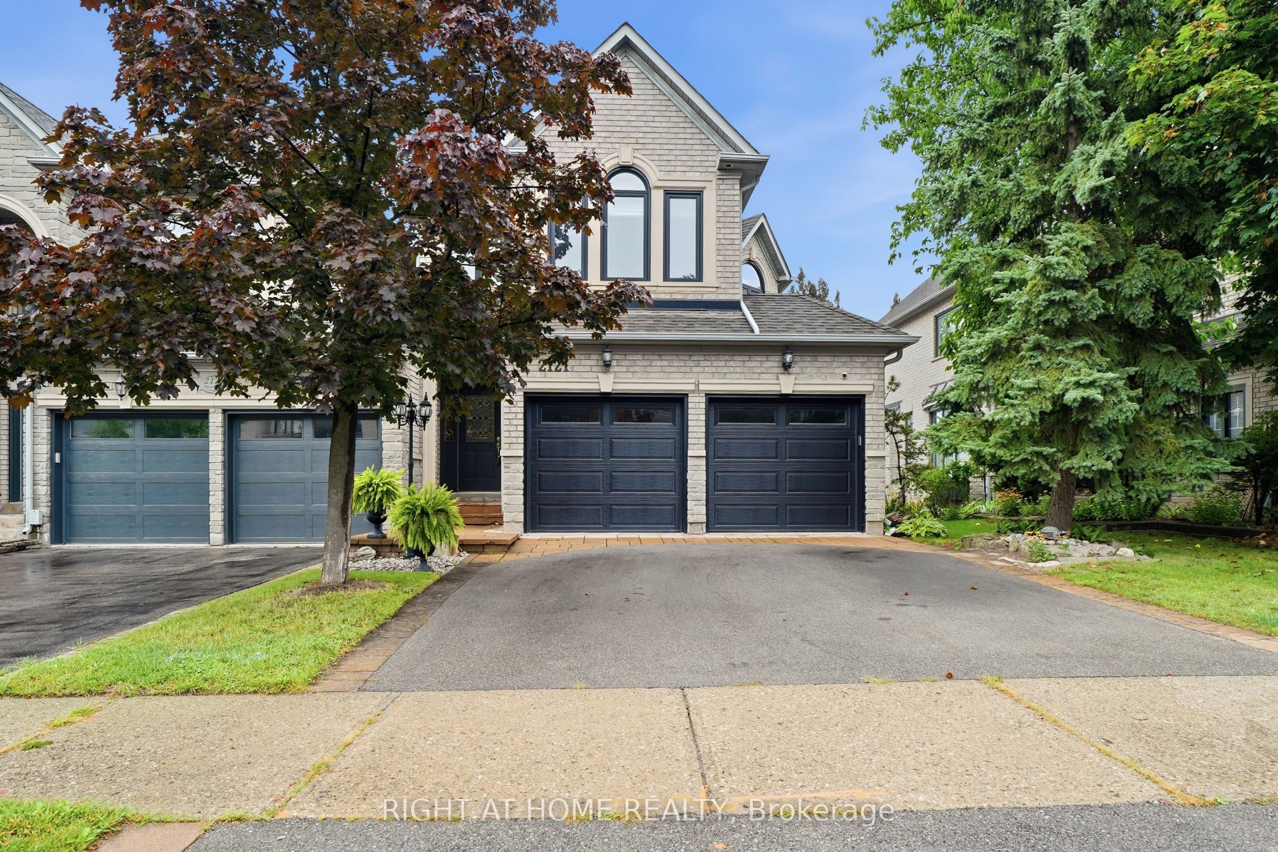 2121 Pinevalley Crescent Property Photo 1