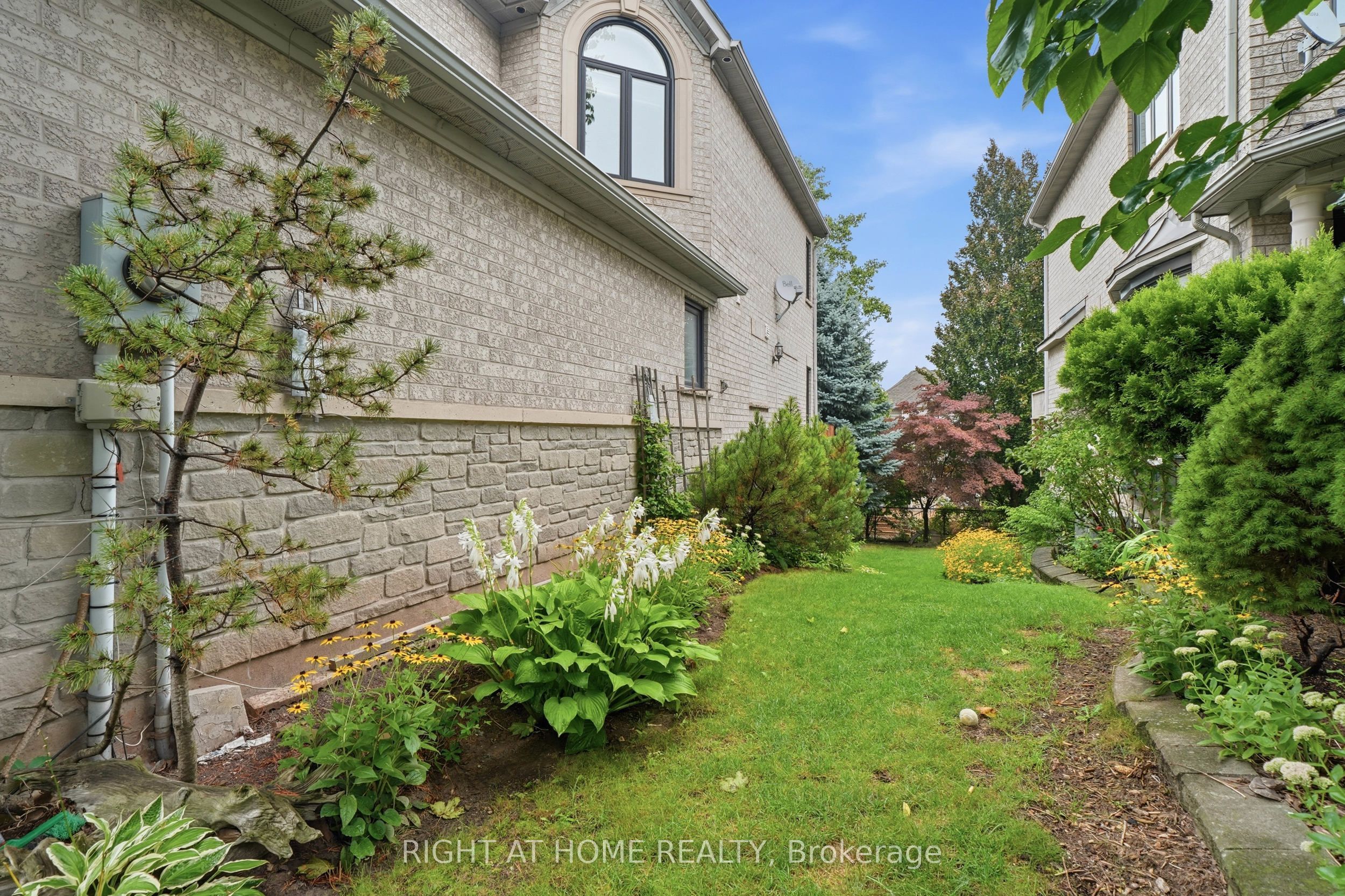 2121 Pinevalley Crescent Property Photo 2