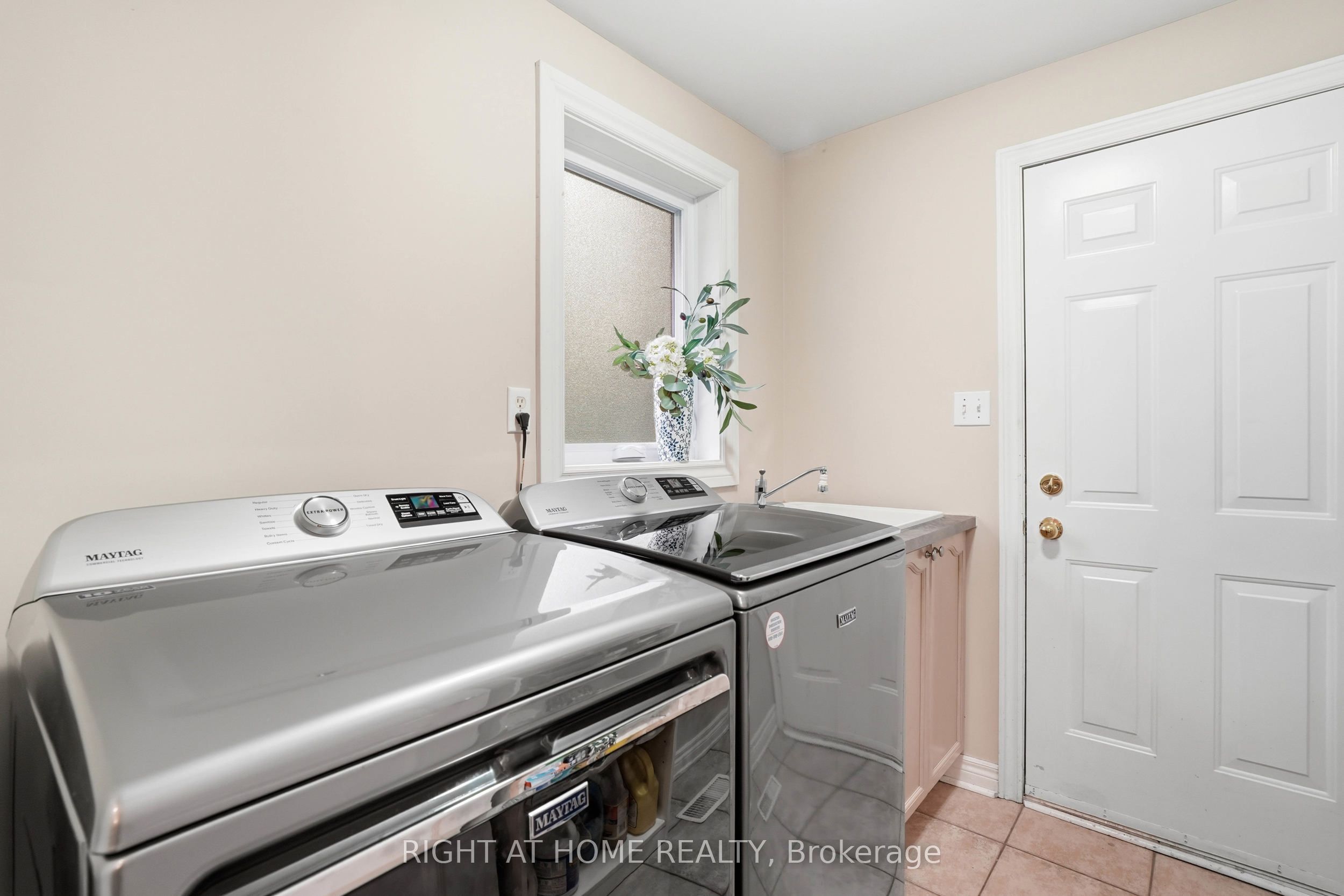 2121 Pinevalley Crescent Property Photo 16