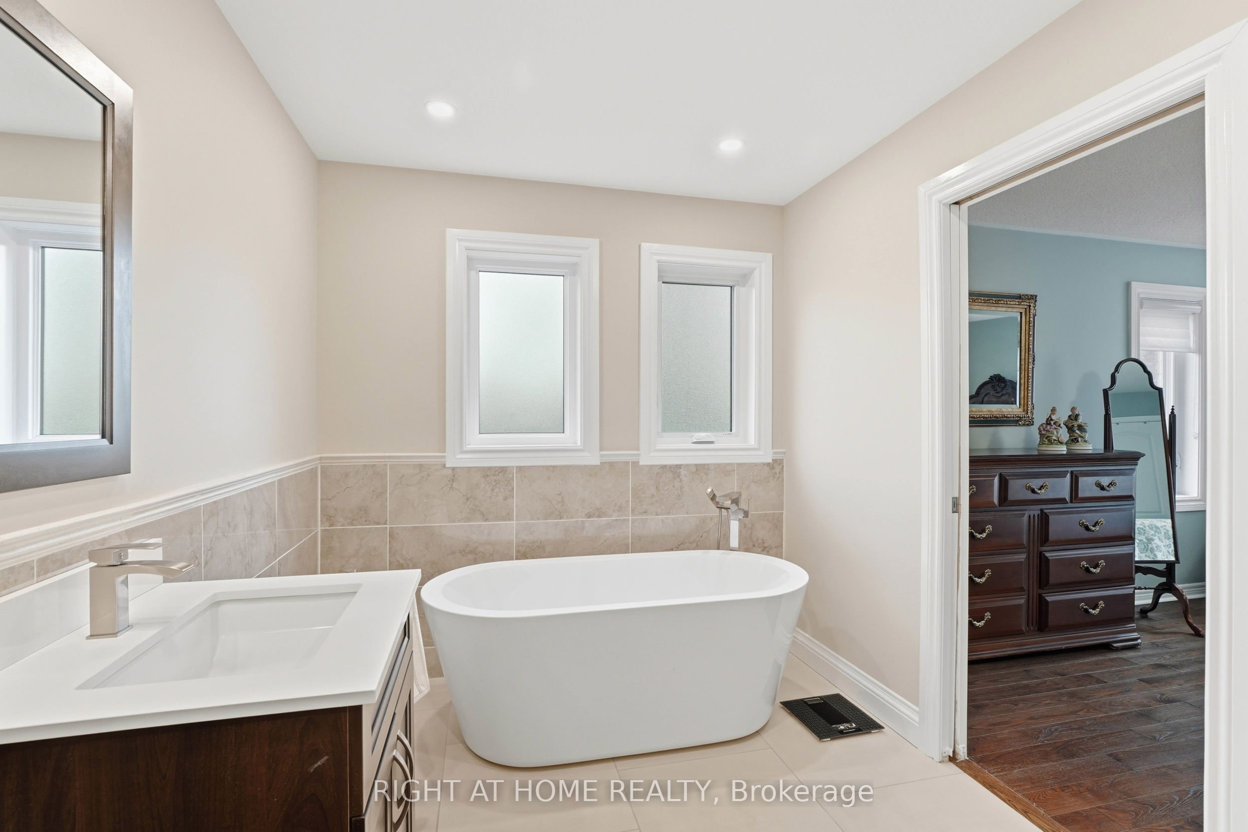2121 Pinevalley Crescent Property Photo 25