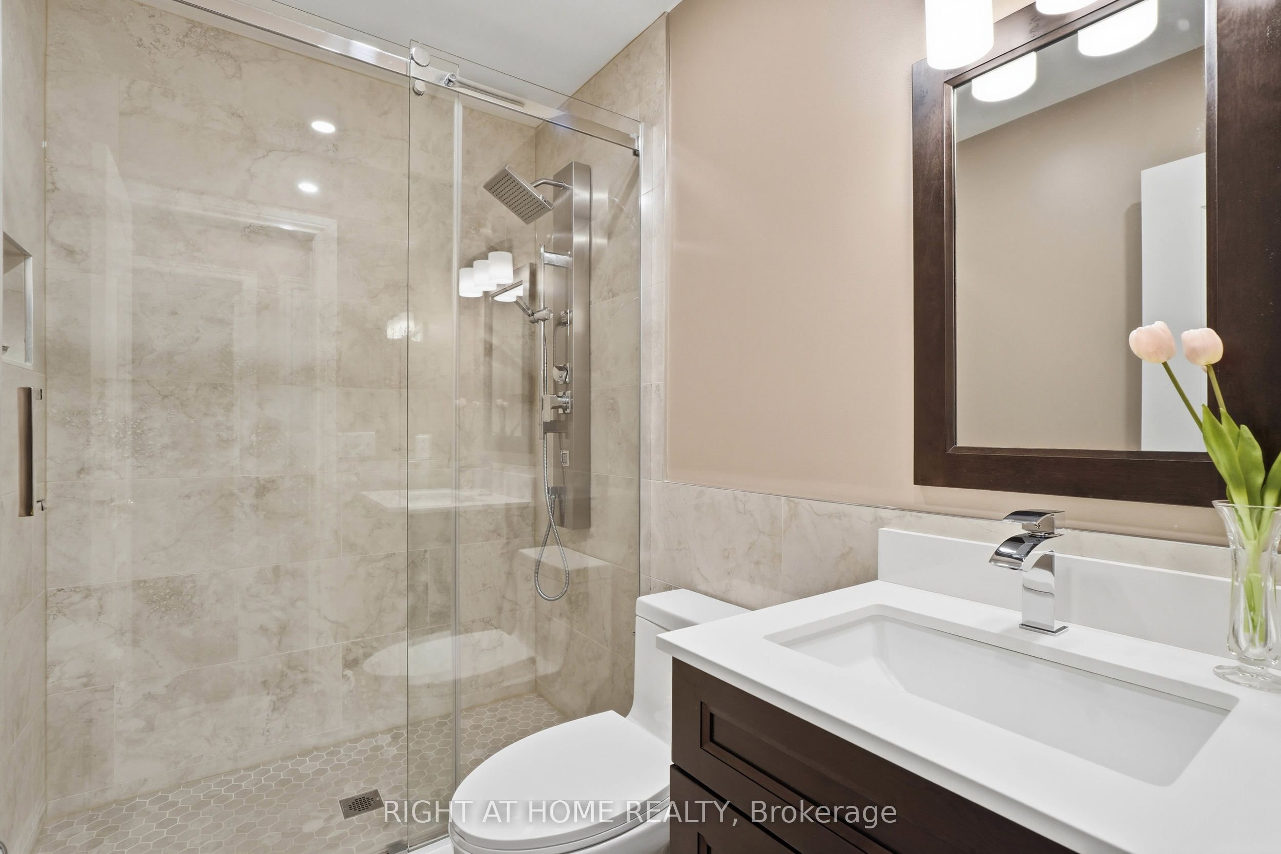 2121 Pinevalley Crescent Property Photo 28