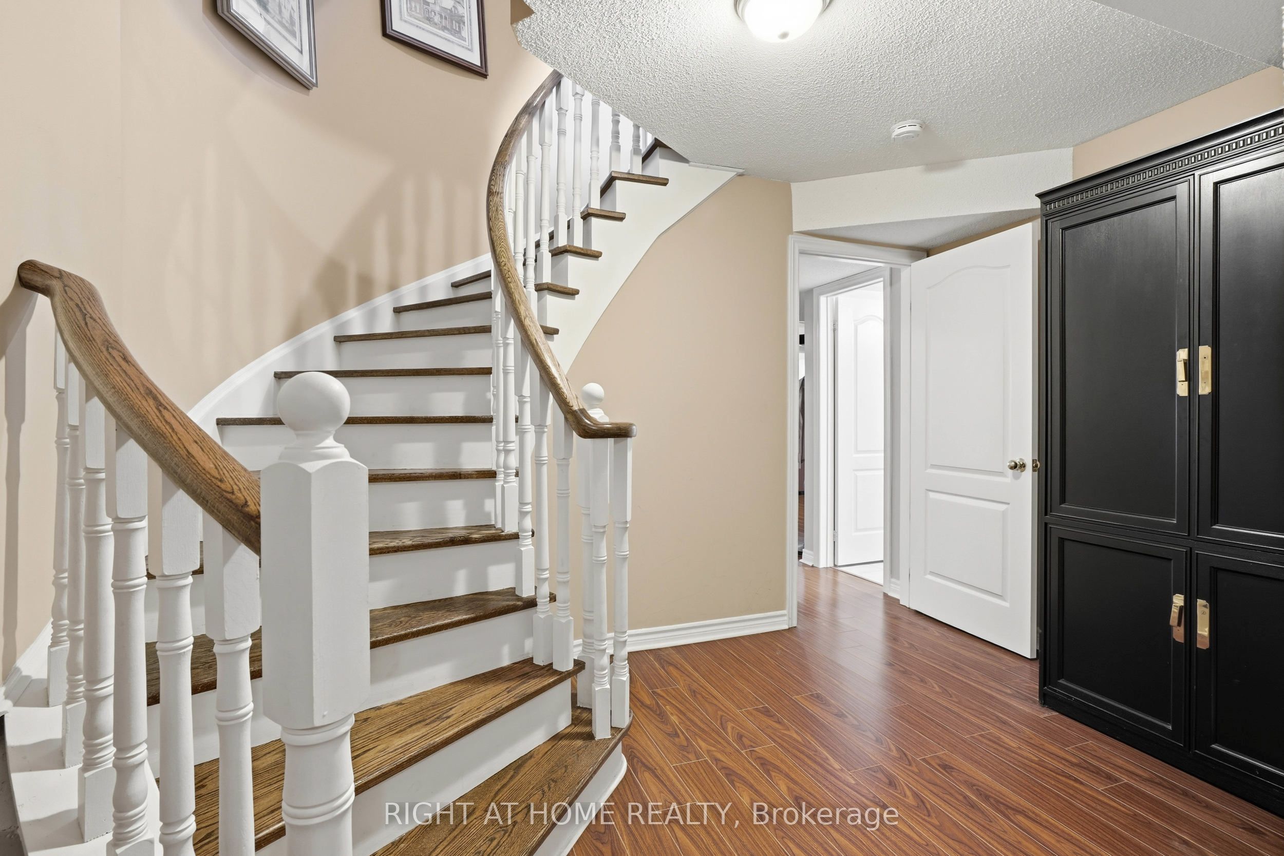 2121 Pinevalley Crescent Property Photo 31